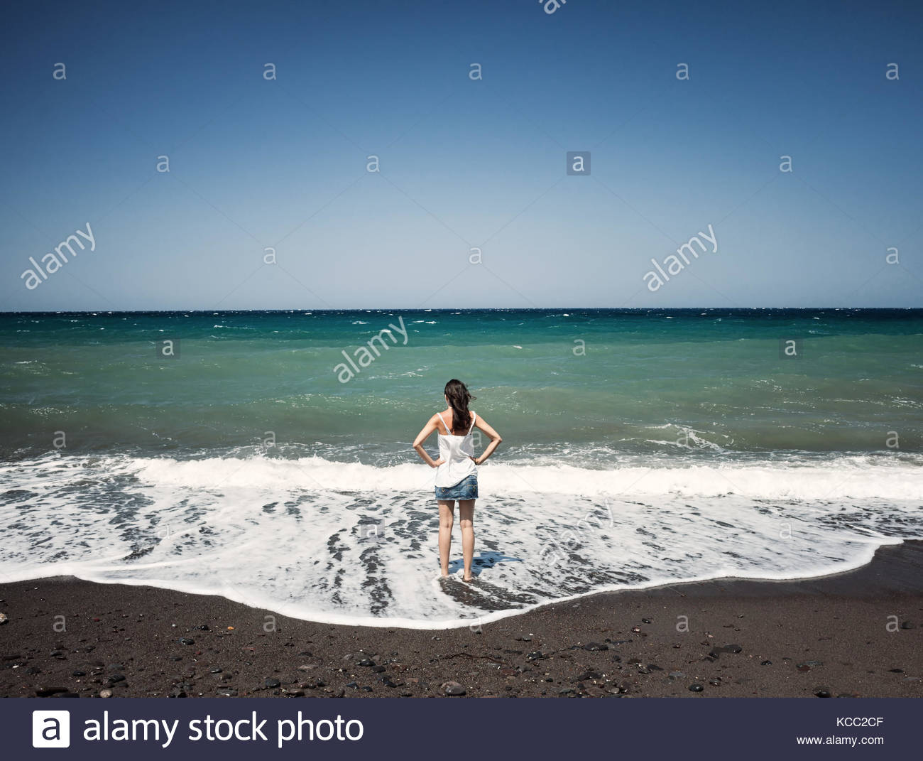Junge Frau von hinten gesehen wie er beobachtet das blaue Meer an der