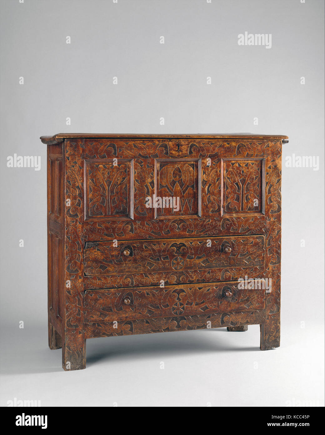 Brust-mit-Schubladen, 1690-1710, in Connecticut River Valley, Massachusetts, Vereinigte Staaten von Amerika, amerikanische Eiche, Gelb, Kiefer, 42 x Stockfoto