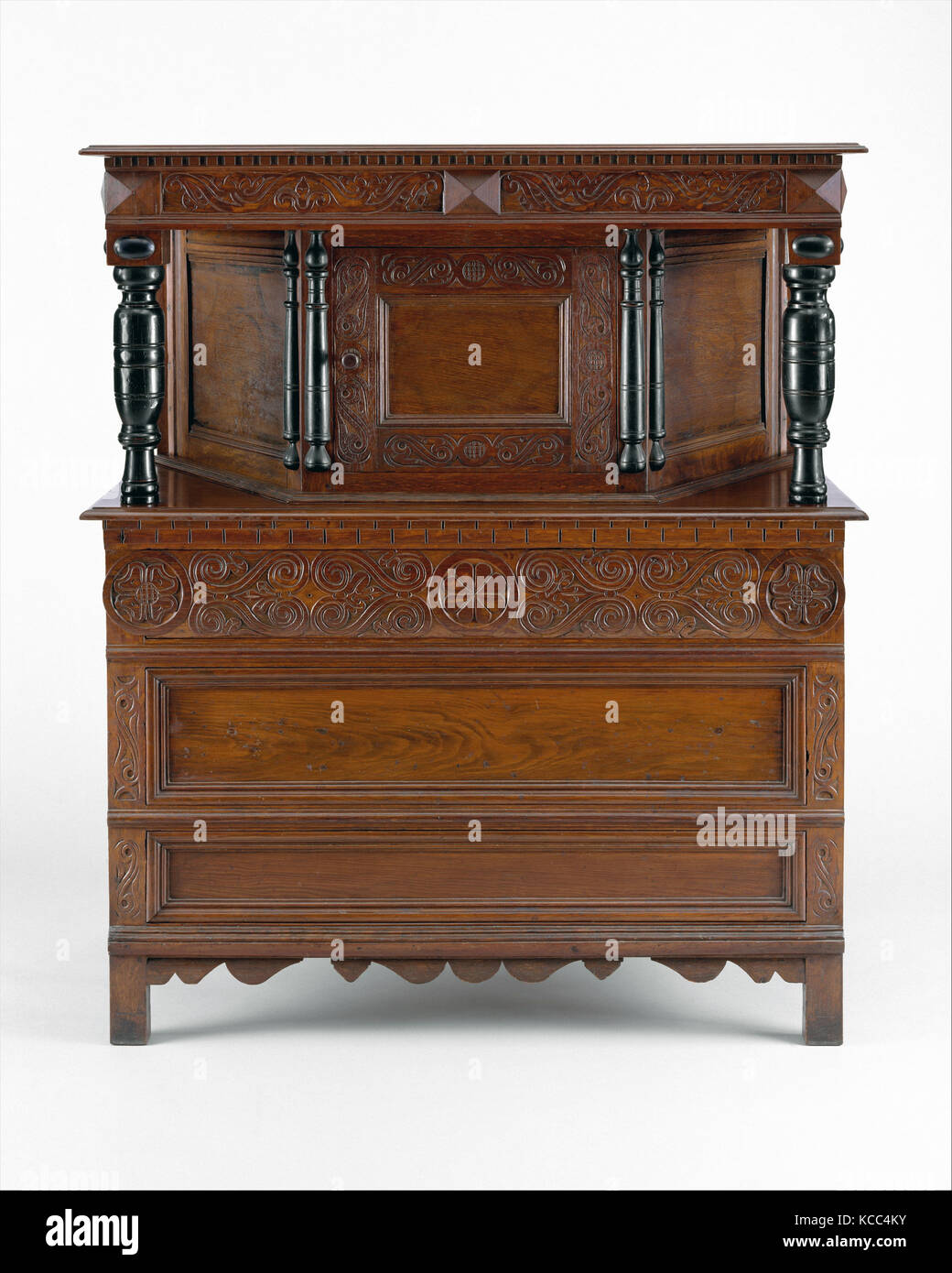 Schrank , 1675-1700, in New England, USA, US-amerikanischen, Eiche, Kiefer, 58 x 49 3/4 x 22 3/4 in. (147,3 x 126,4 x 57,8 cm Stockfoto