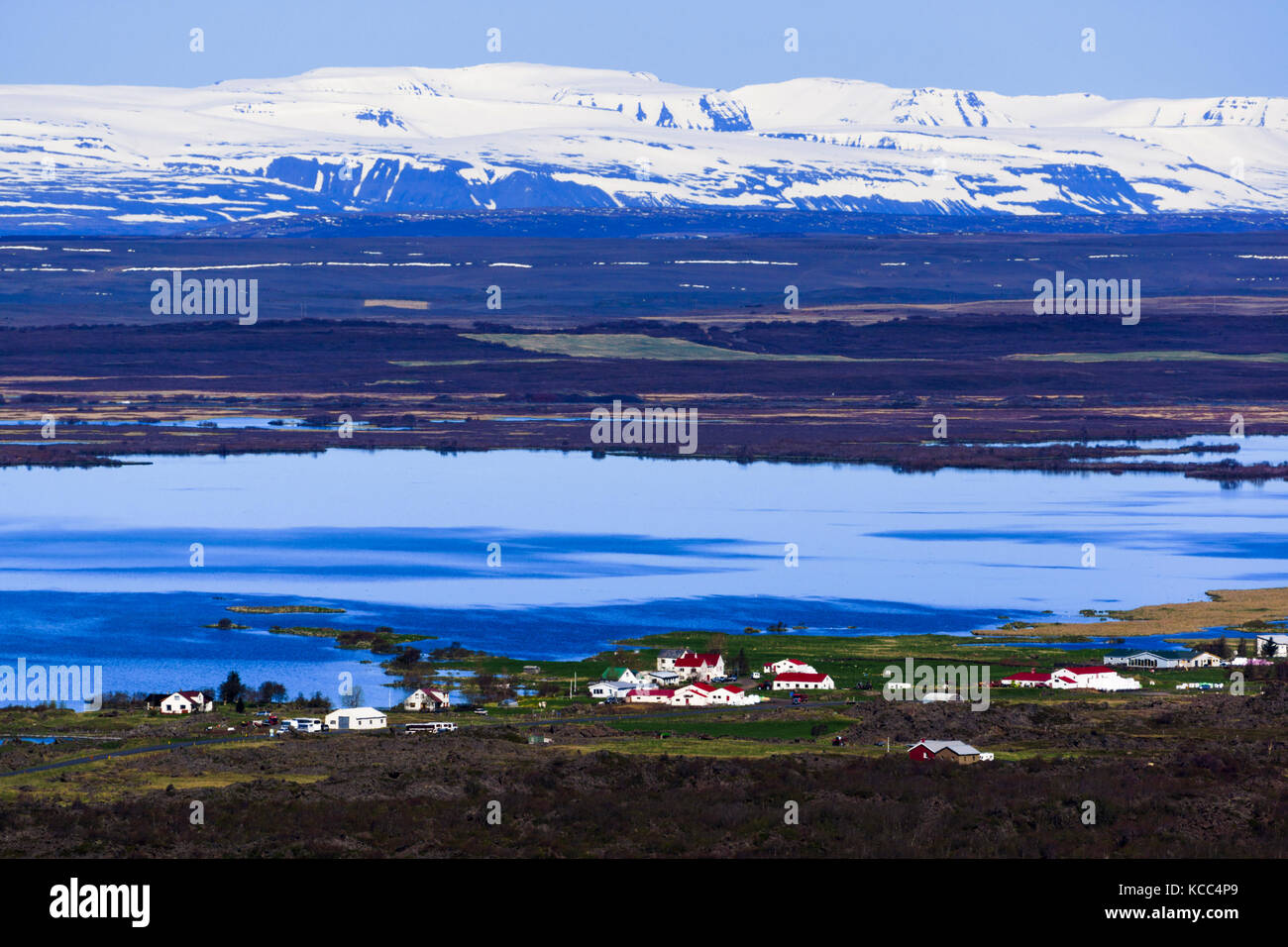 Blick auf den Mývatn See und die schneebedeckten Berge von Hverfell. Mývatn Region, Nordisland. Stockfoto