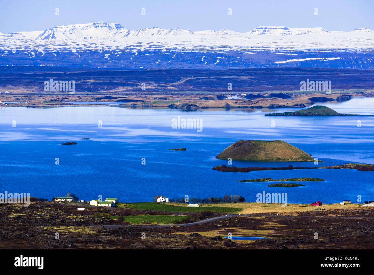 Blick auf den Mývatn See und die schneebedeckten Berge von Hverfell. Mývatn Region, Nordisland. Stockfoto
