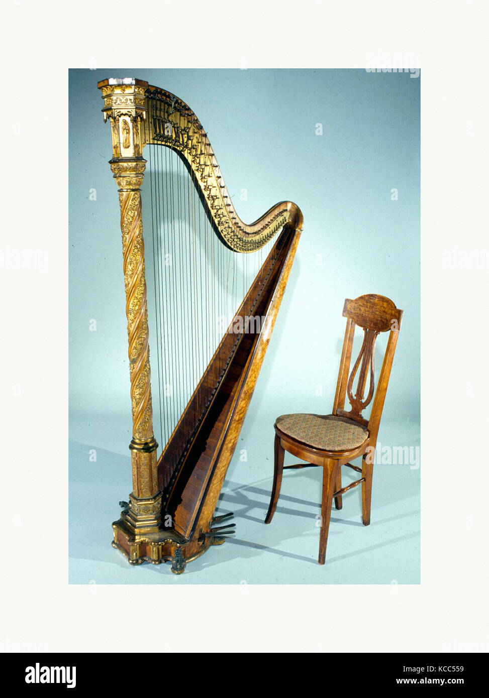 Pedal Harp, 1895, Paris, Frankreich, Französisch, Holz, verschiedenen Materialien, Extreme H.: 176,3 cm (69-/16-in.); L. der Säule: 165,7 cm (65-1 Stockfoto