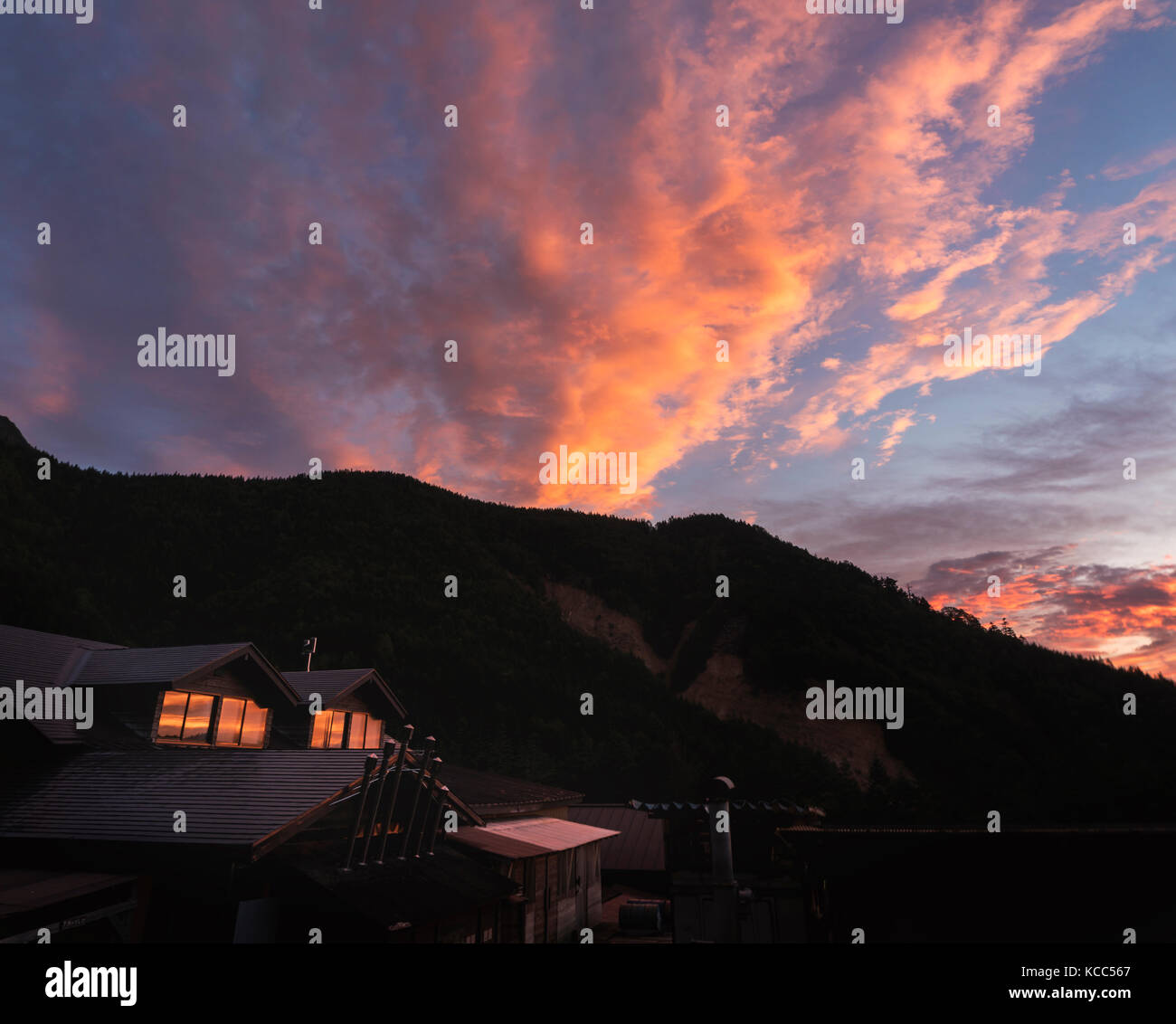 Dramatischer sonnenuntergang himmel über Lodge am Yatsugatake Berg Gruppe, Präfektur Nagano, Japan Stockfoto