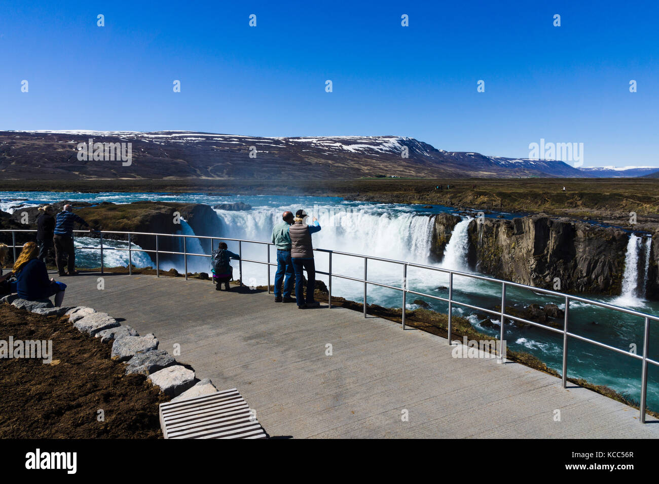 Touristen am Aussichtspunkt für Goðafoss Wasserfall, Island Stockfoto