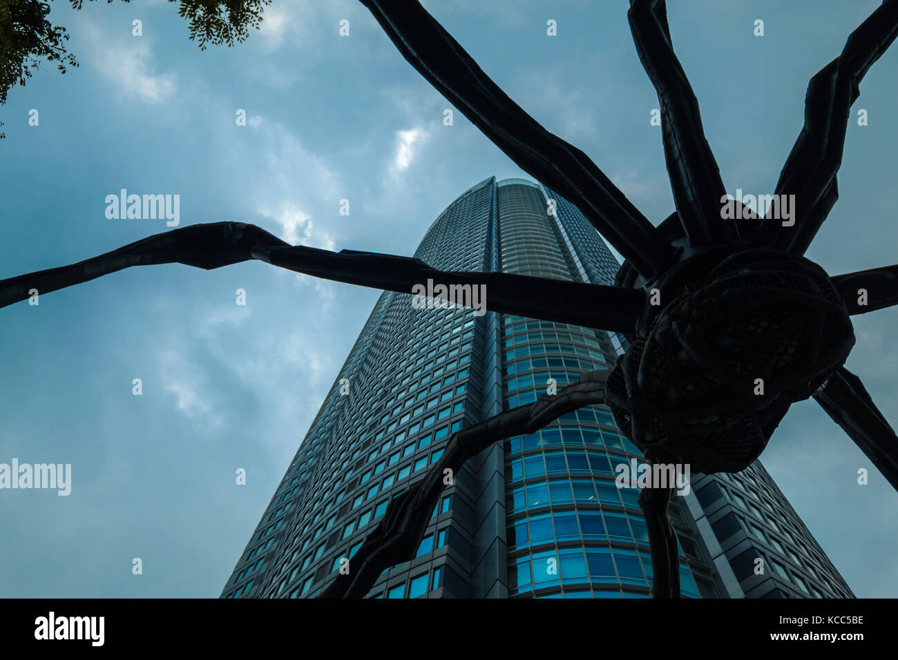 Low Angle View der Riesenspinne Statue in Roppongi Hills, Tokyo, Japan Stockfoto