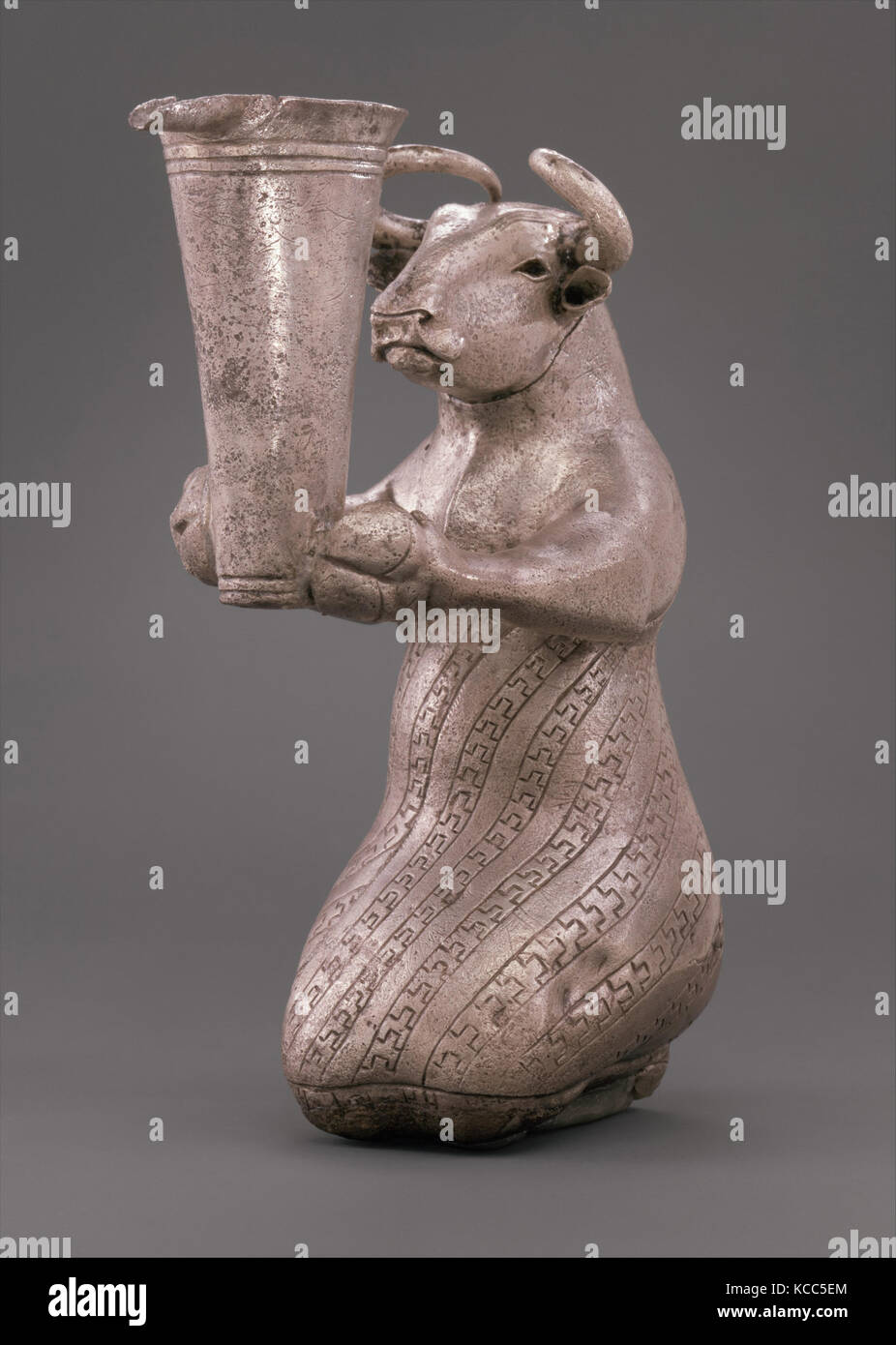 Kniend bull Holding eine spouted Schiff, Ca. 3100-2900 v. Chr. Stockfoto