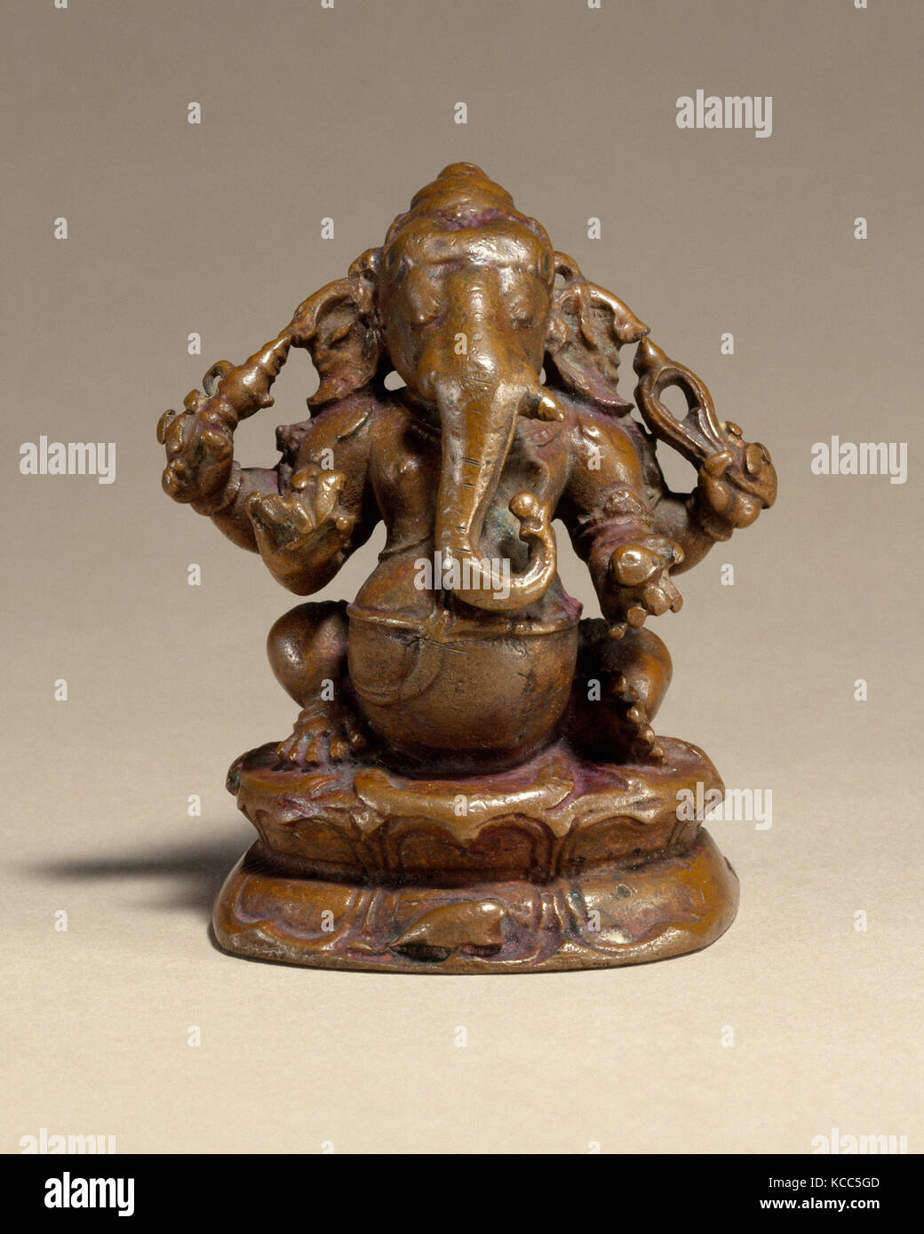 Sitzt Four-Armed Ganesha, Chola Periode (880 - 1279), Ende 12. Jahrhundert, Indien (Tamil Nadu), Kupferlegierung, H.2 7/8 in. (7.3 Stockfoto