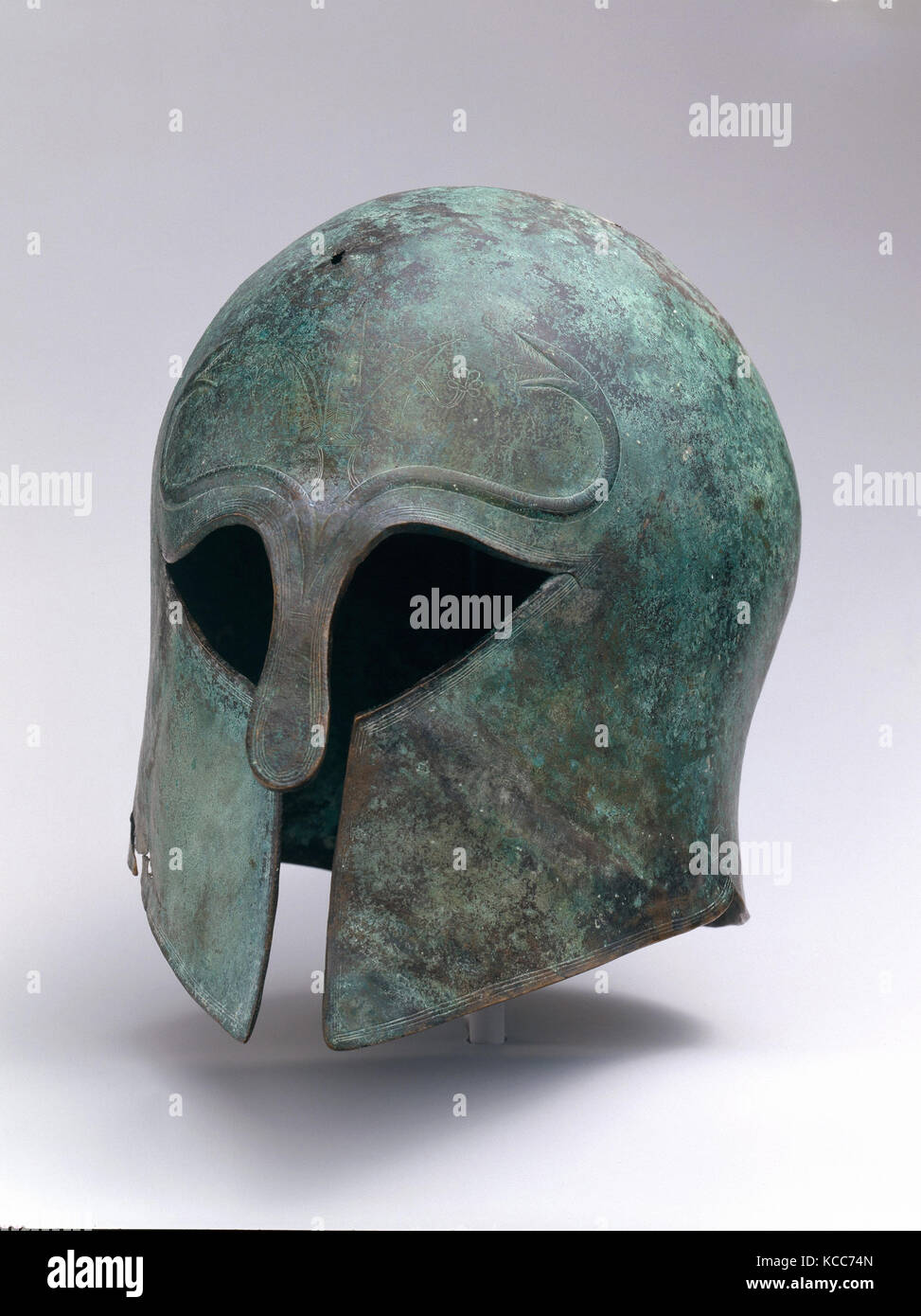 Bronze Helm der Korinther Art, Archaische, Ca. 600 - 575 v. Chr., Griechischer, Bronze, Gesamt: 8 7/8 x 7 1/4 in. (22,6 x 18,5 cm), Bronzen Stockfoto