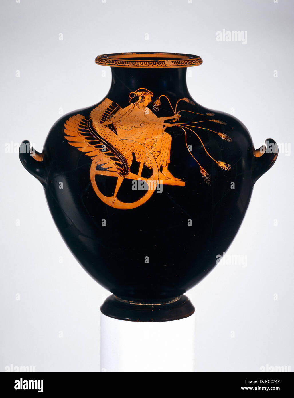 Terrakotta hydria (jar), Archaische, Ca. 490 v. Chr., Griechischer, Dachboden, Terracotta, rot Abbildung, H. 14 1/16-in. (35,7 cm); Durchmesser Stockfoto Terrakotta hydria (jar), Archaische, Ca. 490 v. Chr., Griechischer, Dachboden, Terracotta, rot Abbildung, H. 14 1/16-in. (35,7 cm); Durchmesser Stockfoto