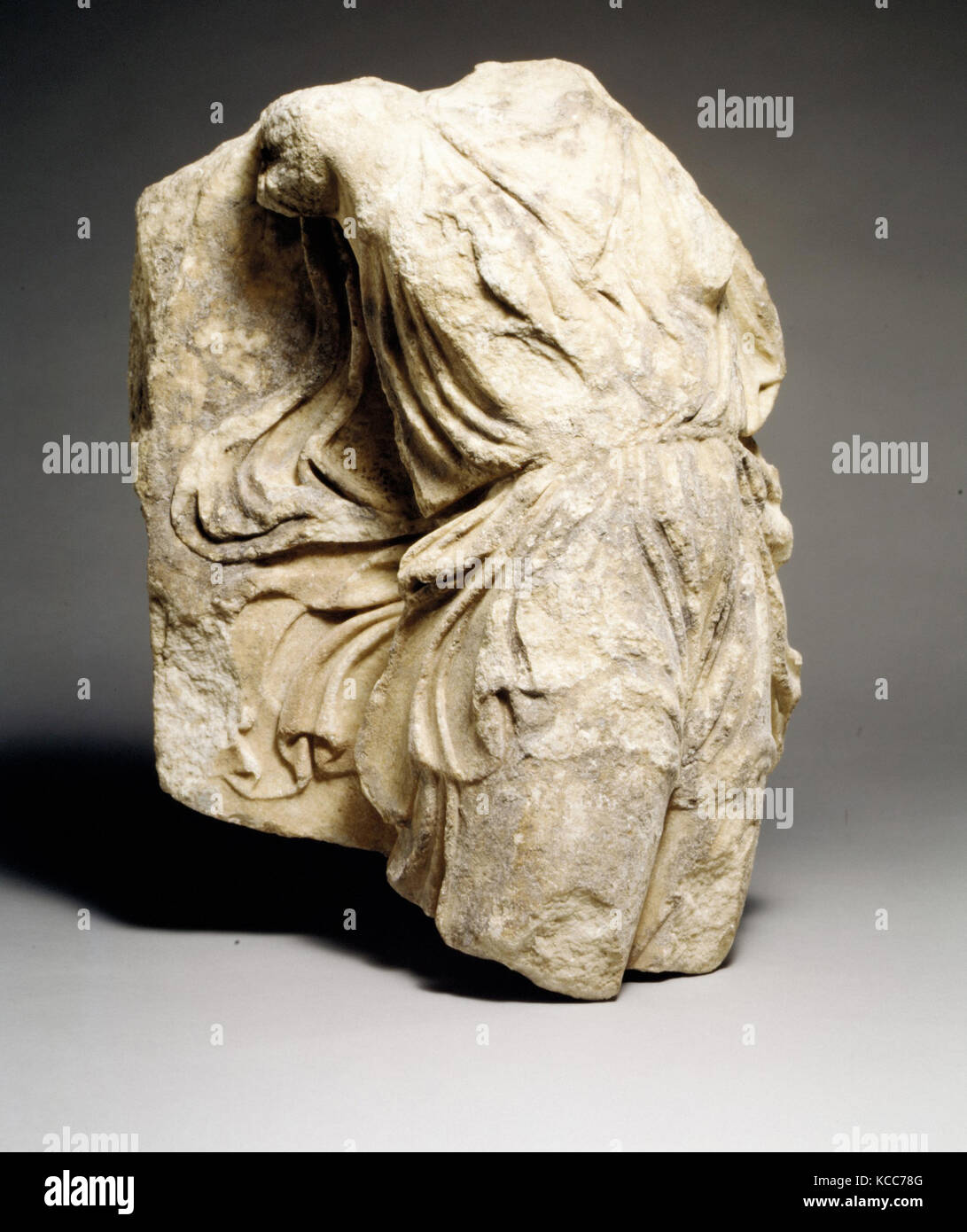 Fragment aus einem Marmorrelief mit Nike, Ende 5. Jahrhundert v. Chr. Stockfoto