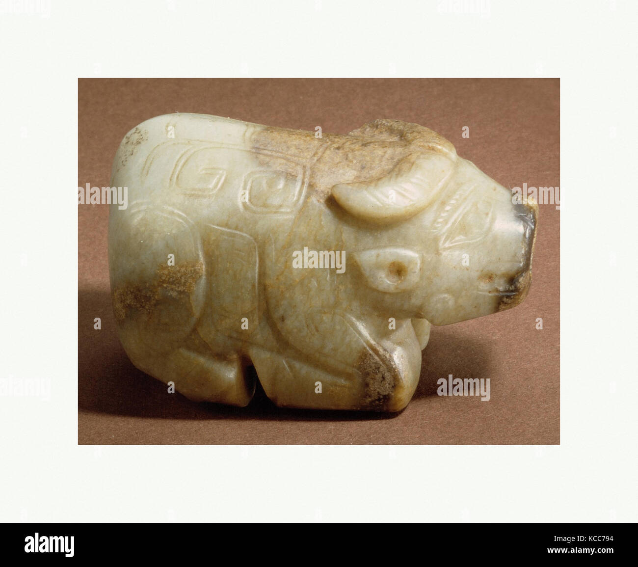 商玉牛, Büffel, Shang Dynastie (Ca. 1600-1046 v. Chr.), 13. - 11. Jahrhundert v. Chr., China, Jade (Nephrit), H.1 5/8 in. (4,1 cm); L. 2 1 Stockfoto
