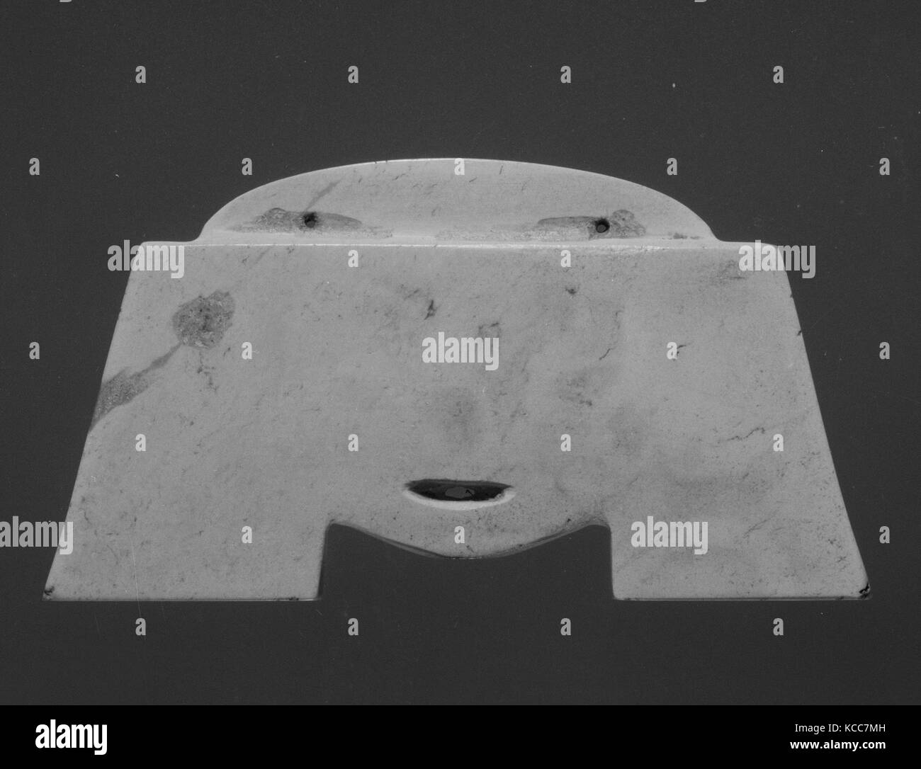 Elfenbein Ton Anhänger, Jungsteinzeit, Ca. 2400 - 2000 v. Chr., China, Jade (Nephrit), H.1, 3/8 in. (3,5 cm); L.2 9/16-in. (6,5 cm Stockfoto