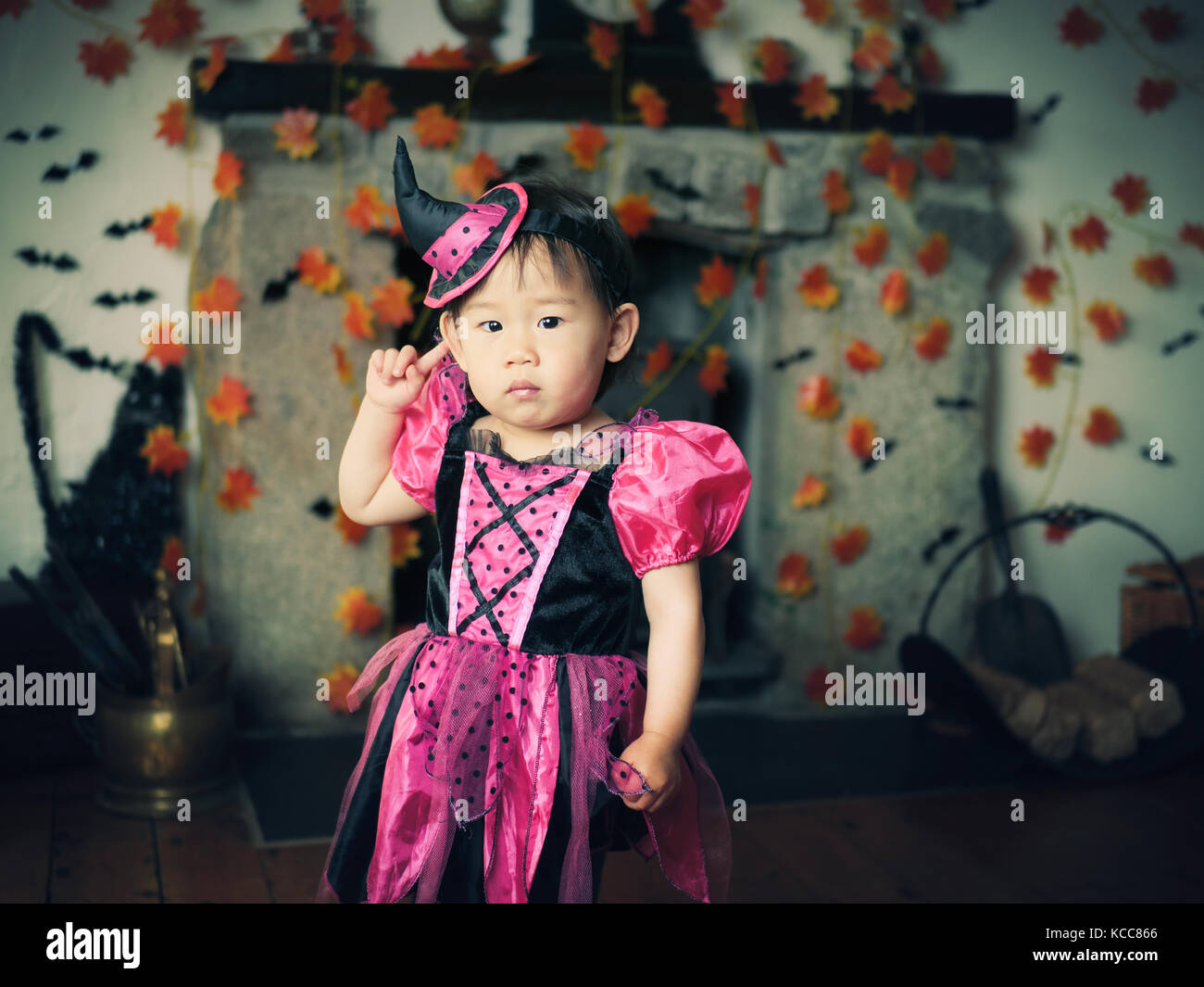 Baby Mädchen feiern ihren ersten Halloween Party Stockfoto