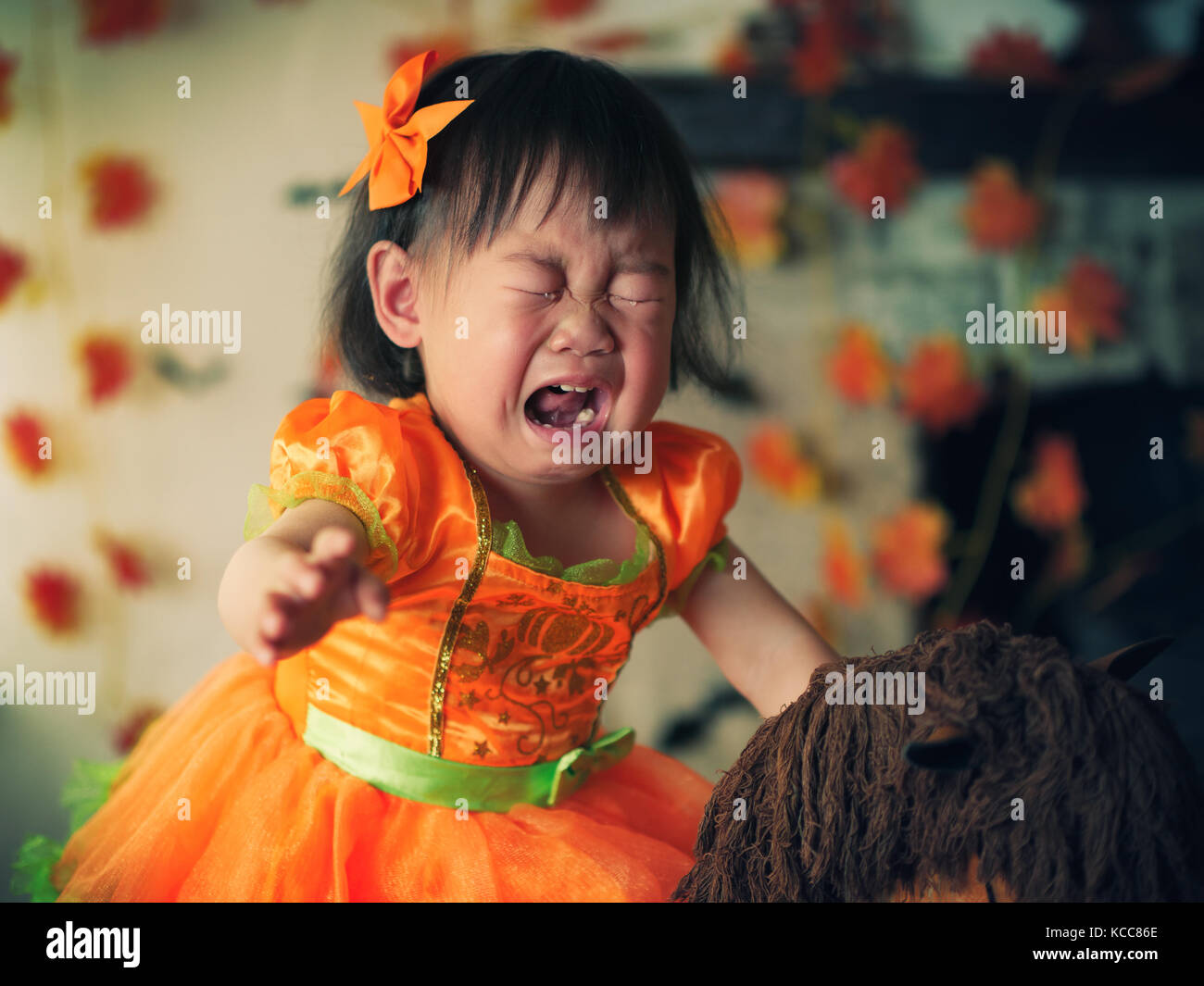 Baby Mädchen weinend auf Ihrem ersten Halloween Party Stockfoto