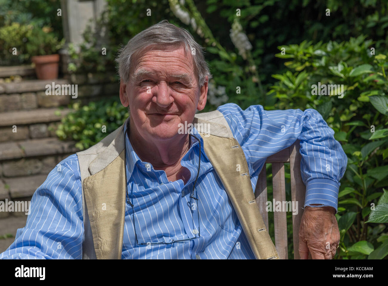 Wein Autor Hugh Johnson in seinem Haus in London, Großbritannien Stockfoto