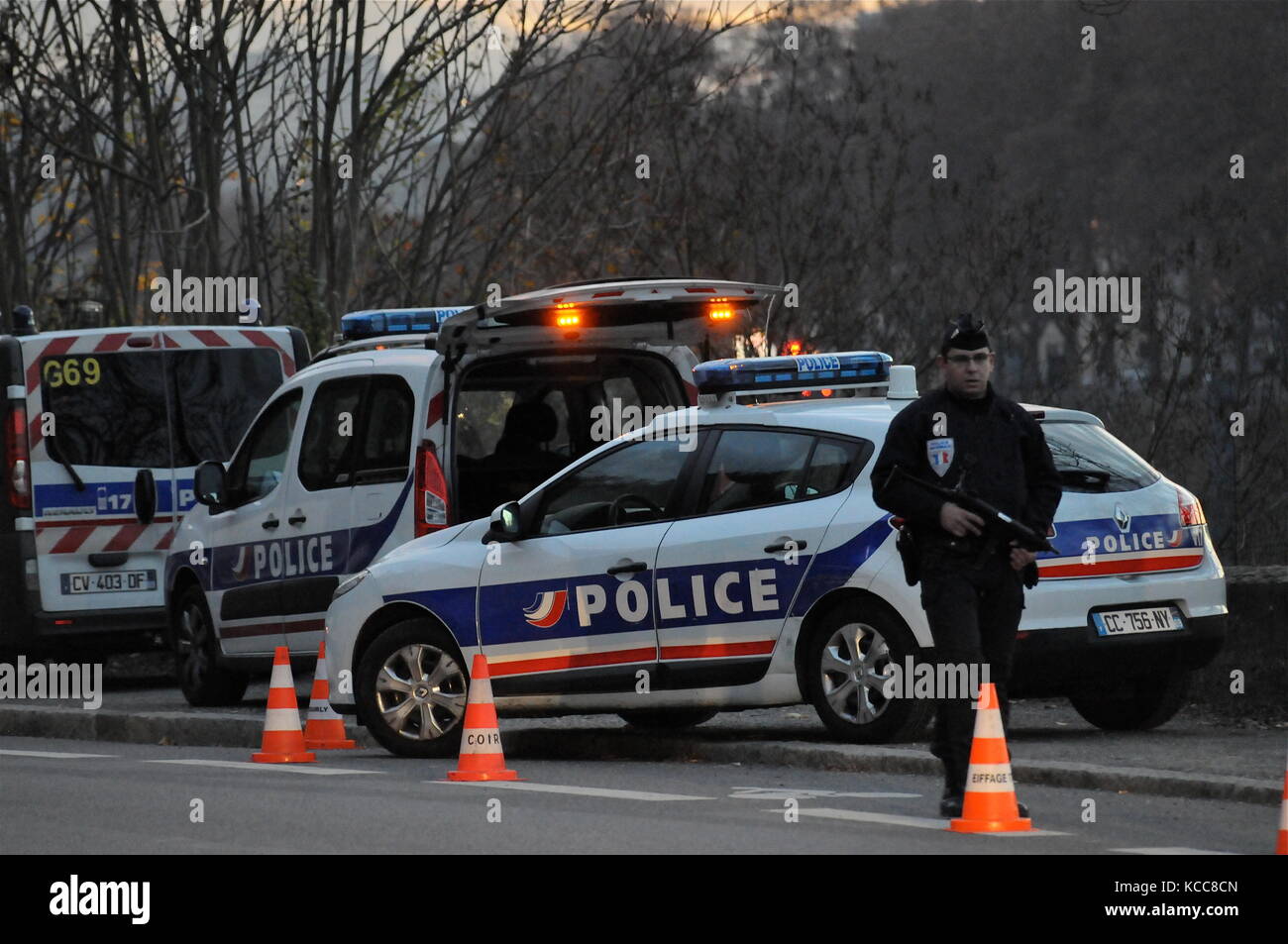 Bewaffnete französische Polizisten nehmen an der Antiterrorstraßenkontrolle, Lyon, Frankreich, Teil Stockfoto