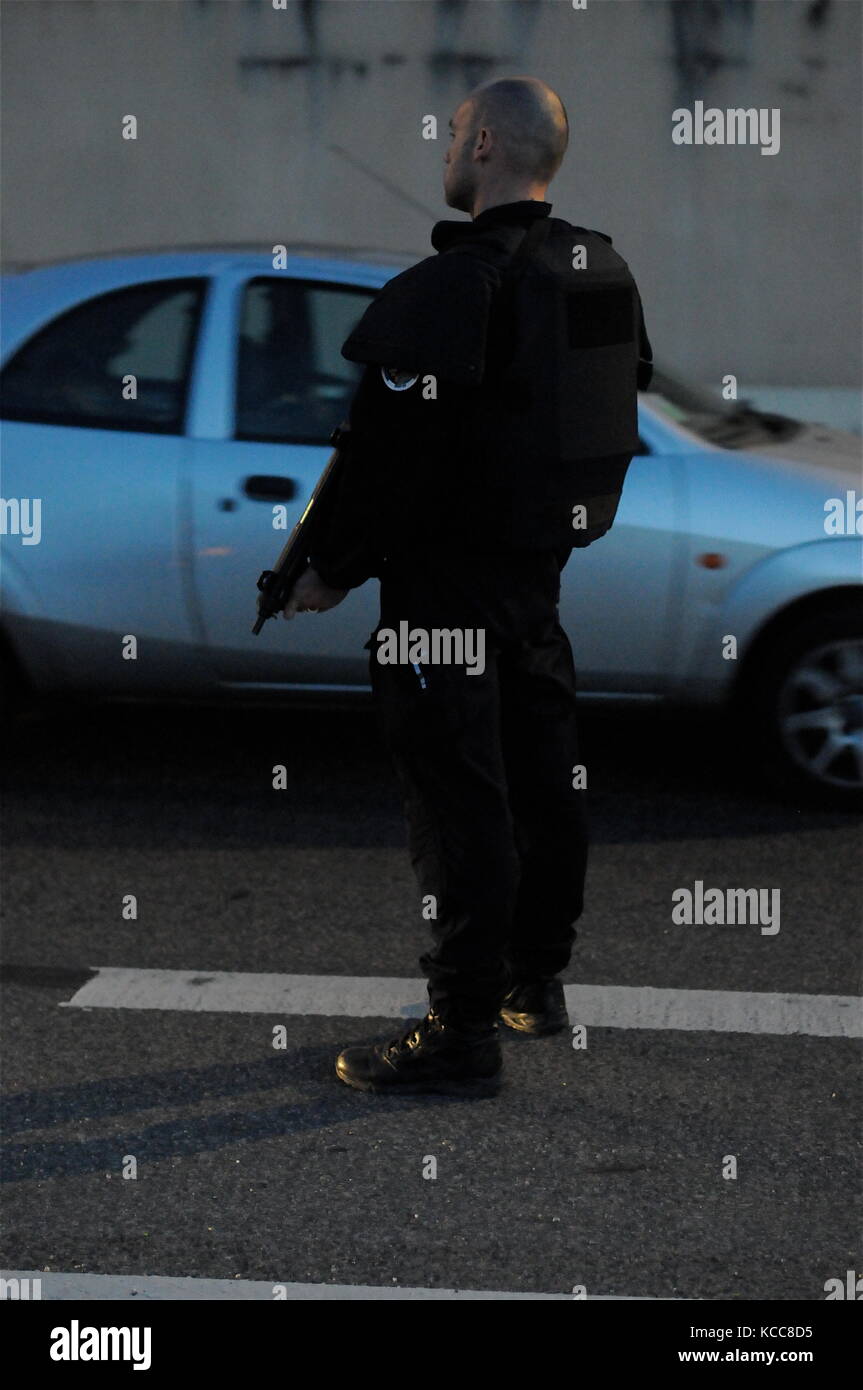 Bewaffnete französische Polizisten nehmen an der Antiterrorstraßenkontrolle, Lyon, Frankreich, Teil Stockfoto