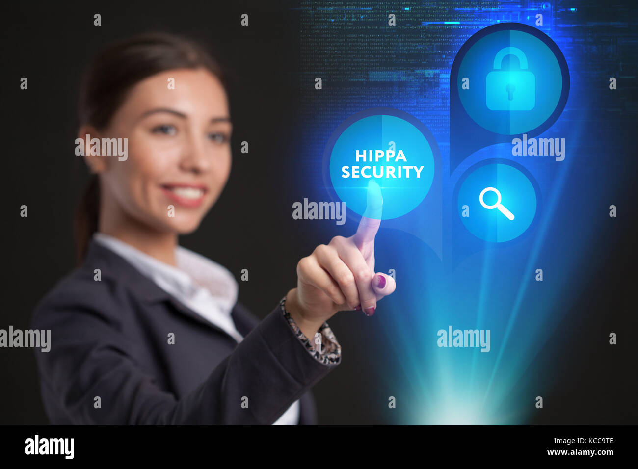 Junge Geschäftsfrau arbeiten in virtuellen Gläser, wählen Sie das Symbol Hippa Sicherheit auf dem Virtual Display Stockfoto