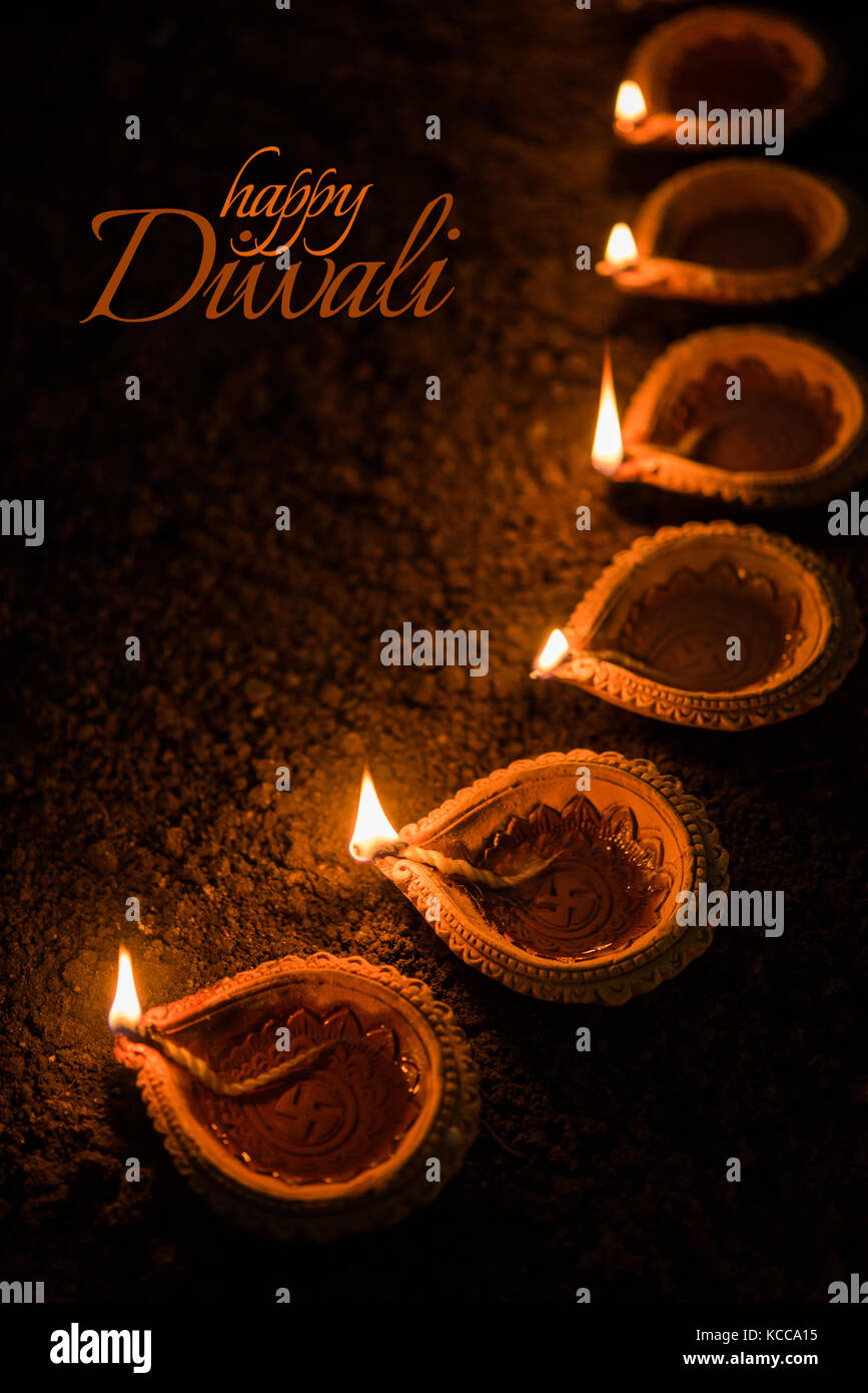 Happy diwali Grußkarte Design mit schönen Ton diya Lampen auf diwali Nacht beleuchtet. indisch-hinduistischen Licht Festival namens Diwali, ein FESTI Stockfoto