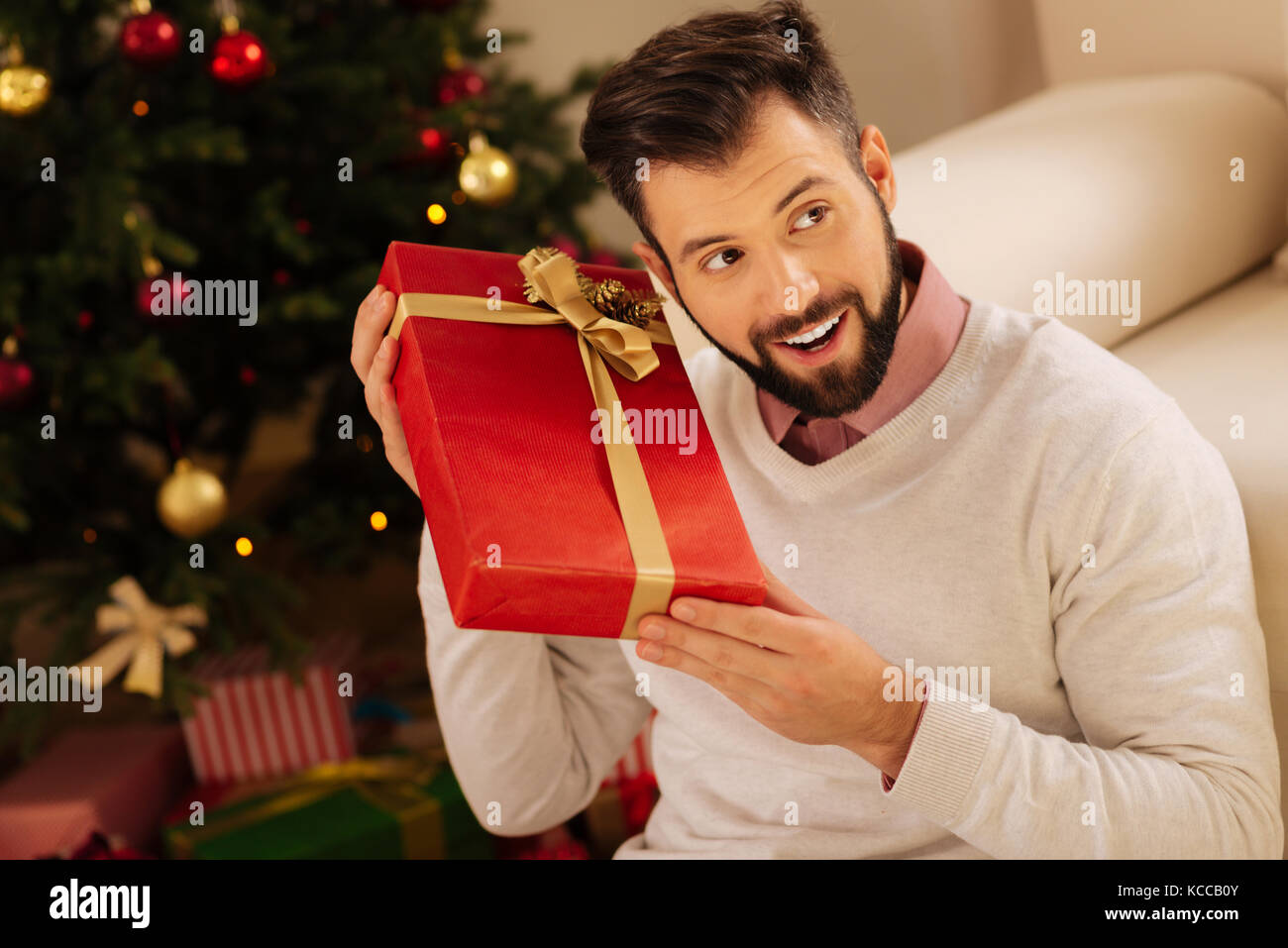 Glückliche Menschen hören in Geschenkbox Stockfoto