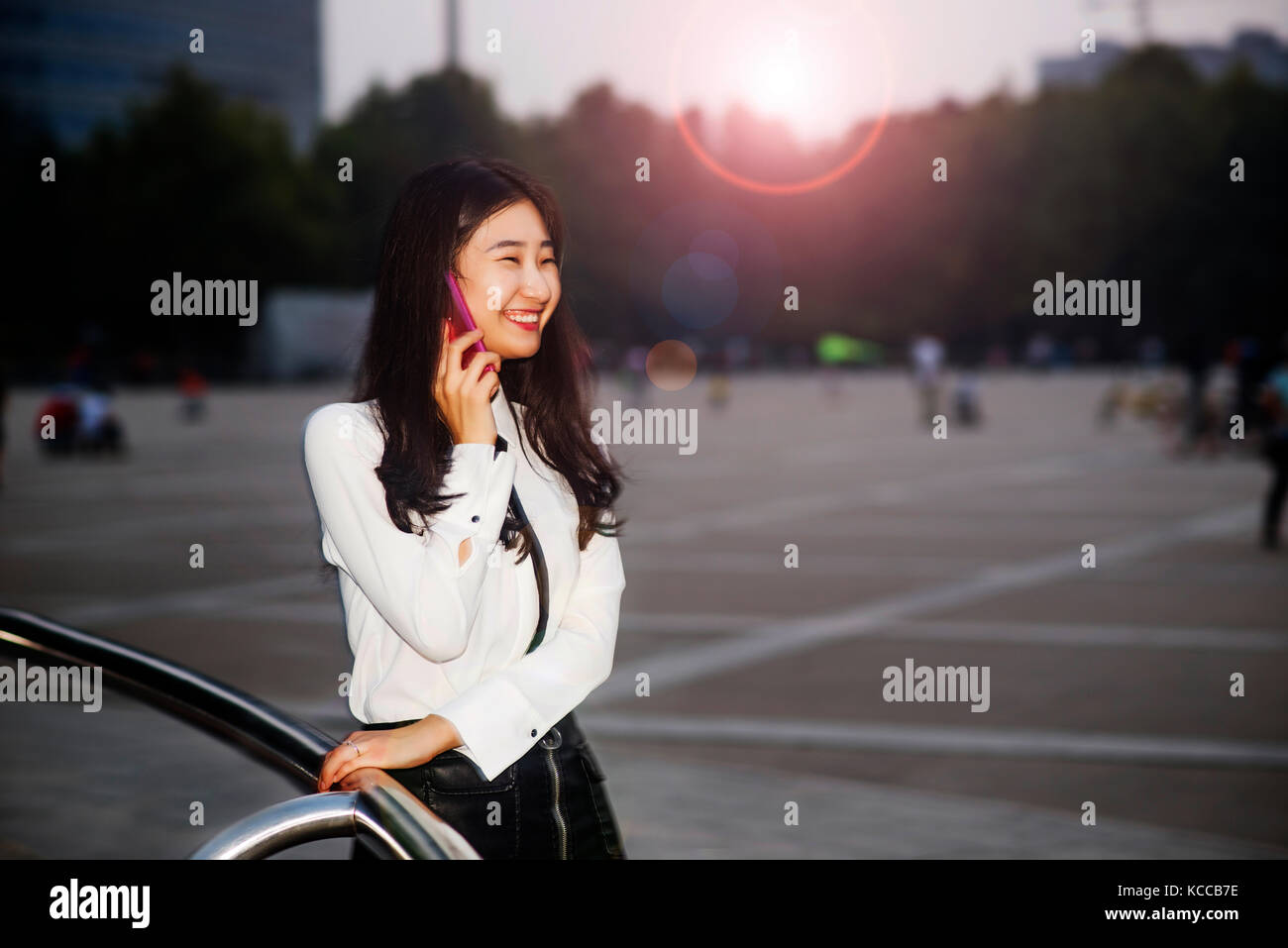 Junge Mädchen rufen sie die Nacht in den Straßen Stockfoto