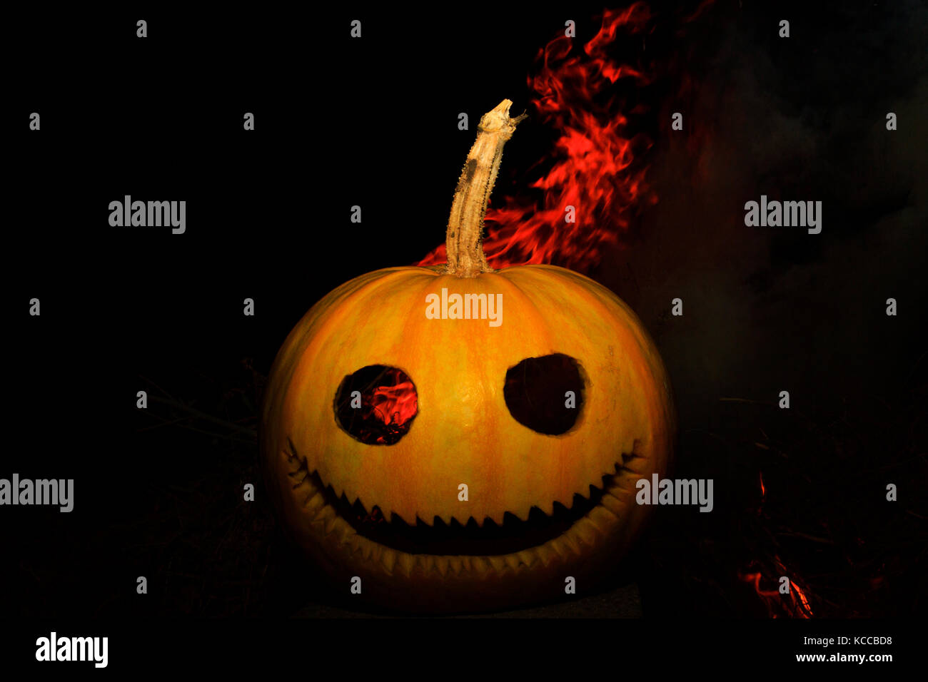 Symbol der Halloween Kürbis Kopf und red fire Stockfoto