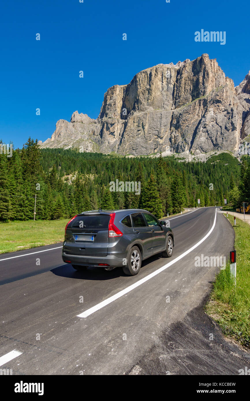 Mountain Road mit unscharfen Auto in Dolomiten Stockfoto