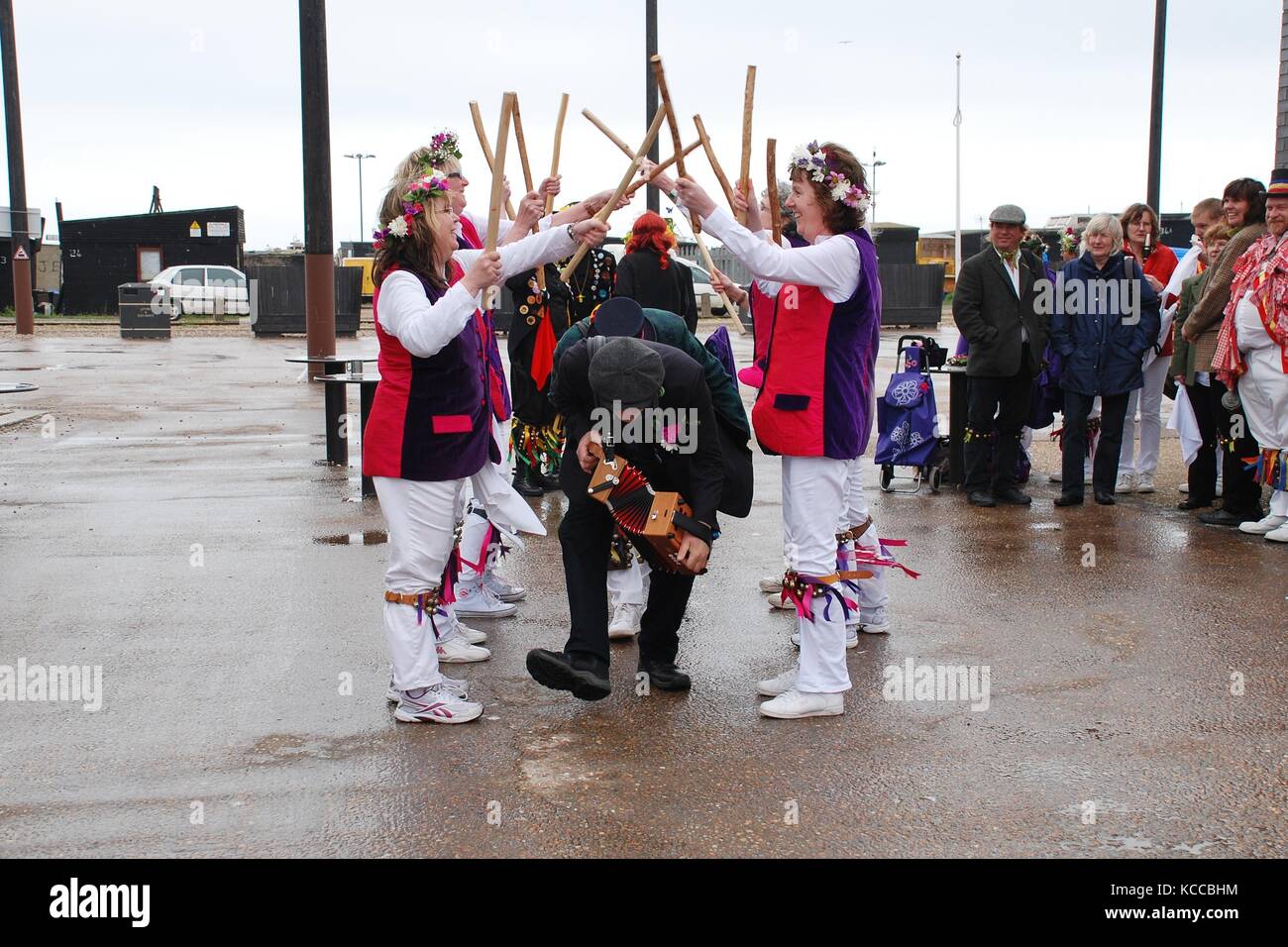 Morris Tänzer im Stade am Meer in Hastings, England während der jährliche Jack im grünen Festival am 4. Mai 2013. Stockfoto