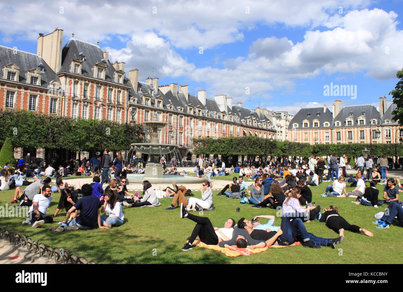 PARIS, Frankreich, 24. MAI 2015: Menschen entspannend auf den grünen Rasen der berühmten Place des Vosges - die älteste geplante Platz in Paris im Marais dis entfernt Stockfoto