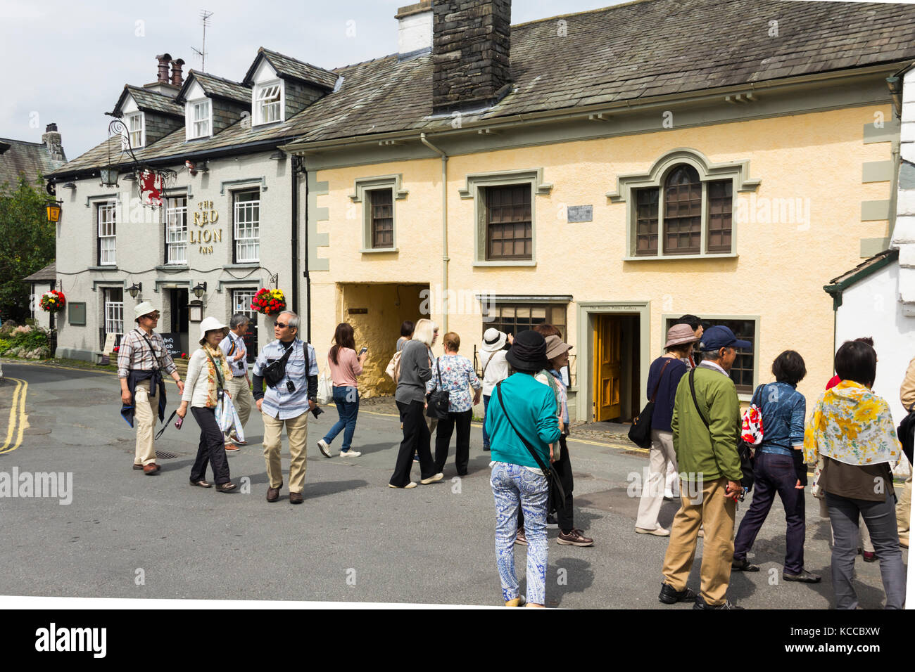 Eine Gruppe von Touristen das Dorf Hawkshead in Cumbria zu erkunden. Das Dorf ist ein beliebtes Reiseziel für Besucher des Lake District. Stockfoto