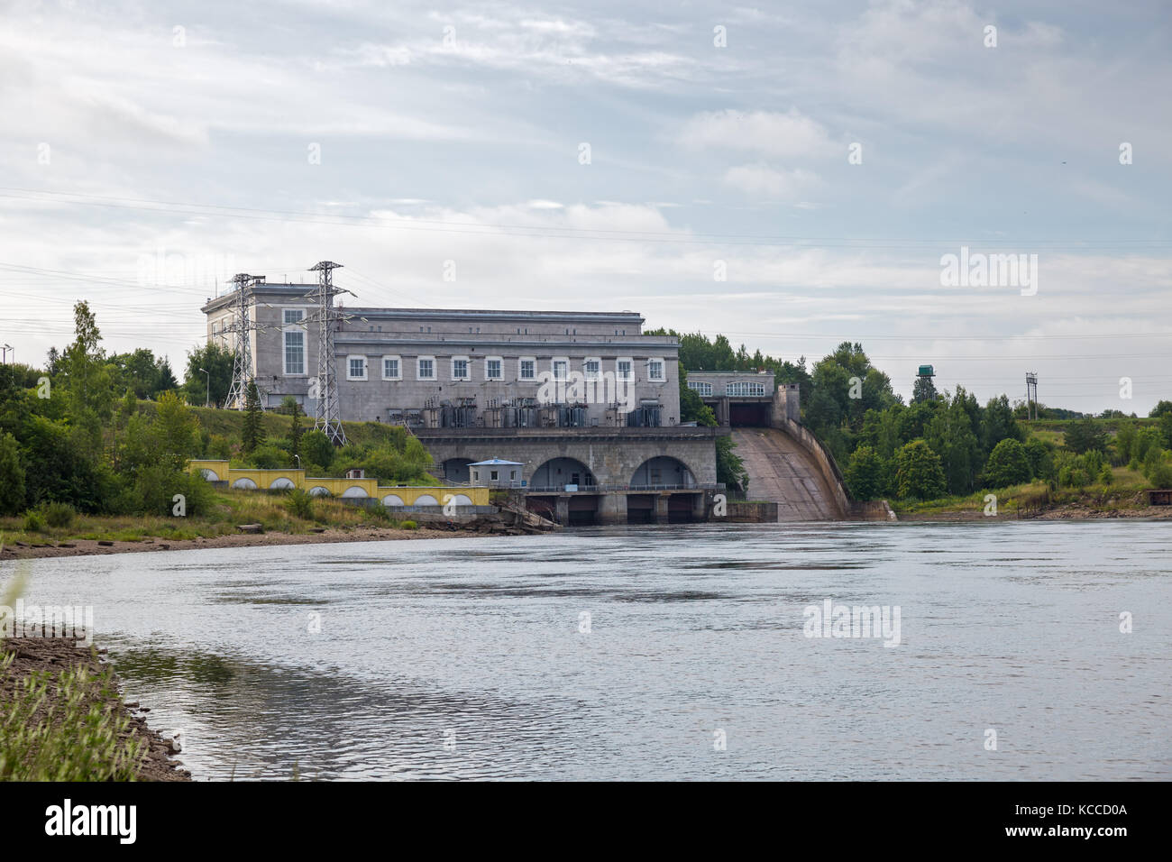 Narva Wasserkraftwerk am Fluss Narva an der Grenze zwischen Russland und Estland Stockfoto