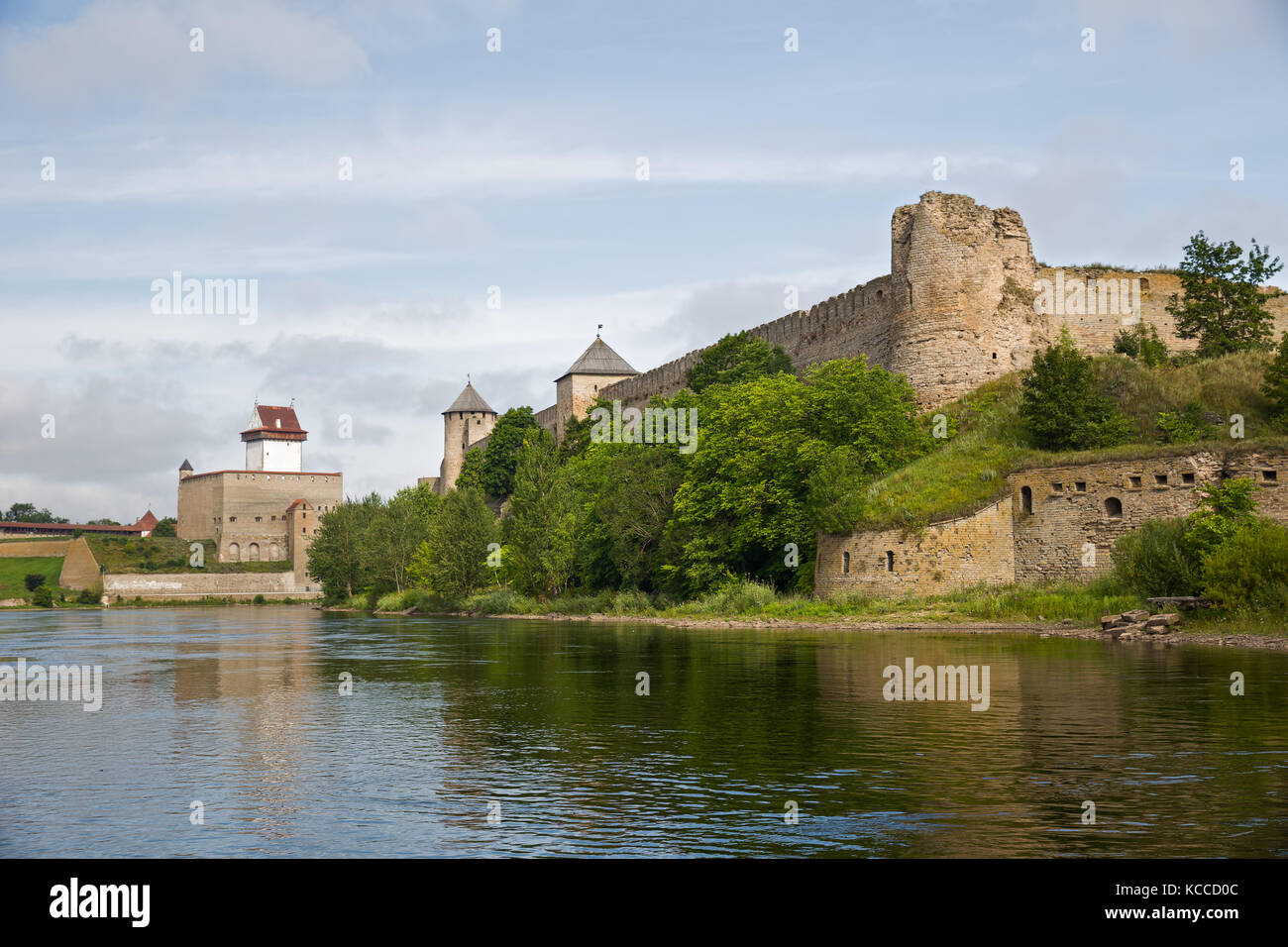 Zwei alte Festung Iwangorod, Russland und Narva, Estland auf dem gegenüberliegenden Ufer des Flusses. Stockfoto