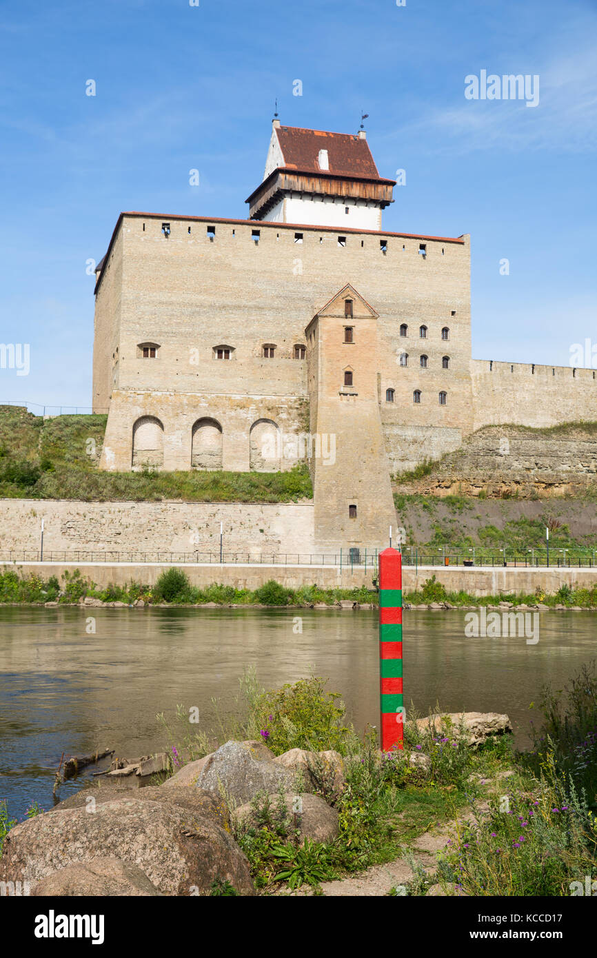Grenze zwischen Russland und Estland am Fluss Narva. Schwerpunkt an der Grenze Stockfoto