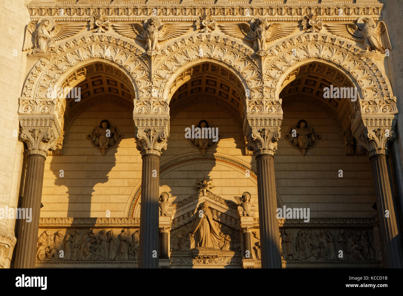 LYON, FRANKREICH, 7. Dezember 2015 : außerhalb der Fourviere-Basilika. Die Basilika wurde mit privaten Mitteln zwischen 1872 und 1884 in einer dominierenden Position errichtet Stockfoto