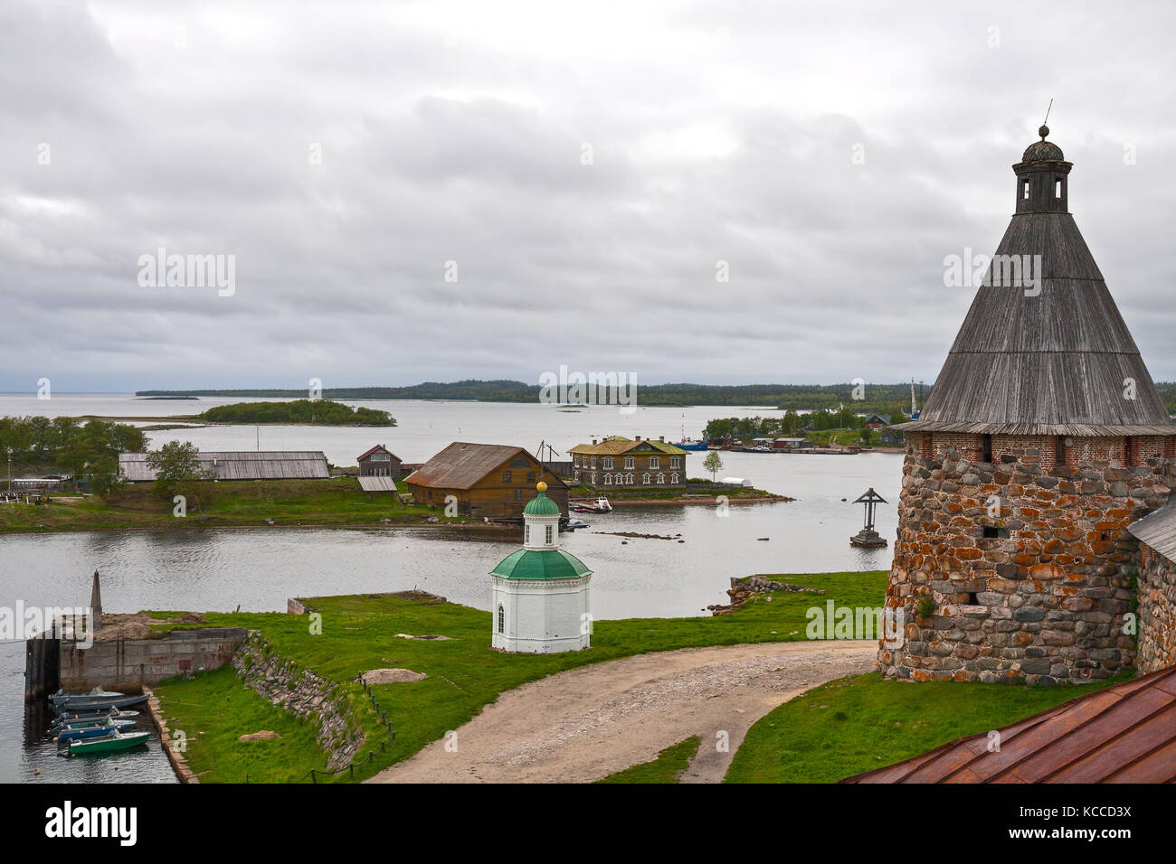 Die solovetsky Inseln. nach oben Blick auf die Bucht von Wohlstand und Hering kap. Stockfoto