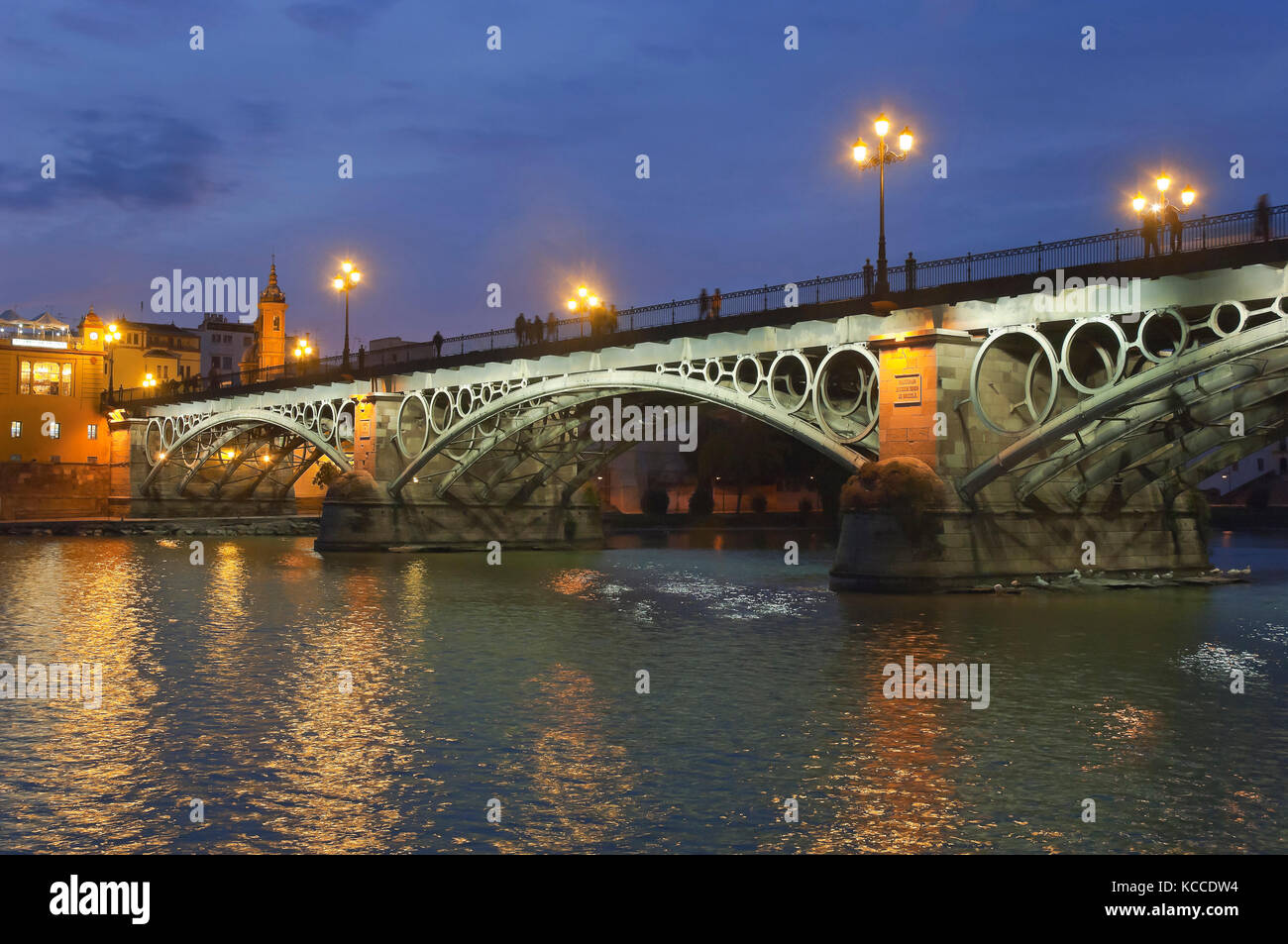 Triana Brücke und Fluss Guadalquivir bei Dämmerung, Sevilla, Andalusien, Spanien, Europa Stockfoto