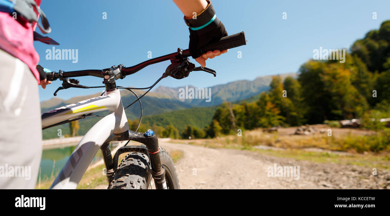 Foto von Mädchen mit Handschuhen auf Mountainbike Stockfoto