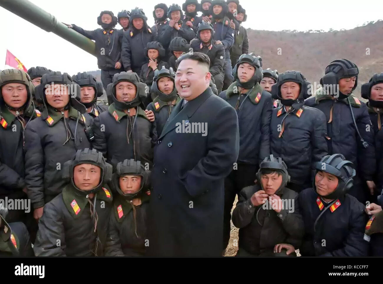 Kim JONG-UN mit einer Gruppe von Panzer-Soldaten auf Jangjae Island. Undatiertes Foto, herausgegeben von KCNA (nordkoreanische Central News Agency) im April 2017. Stockfoto