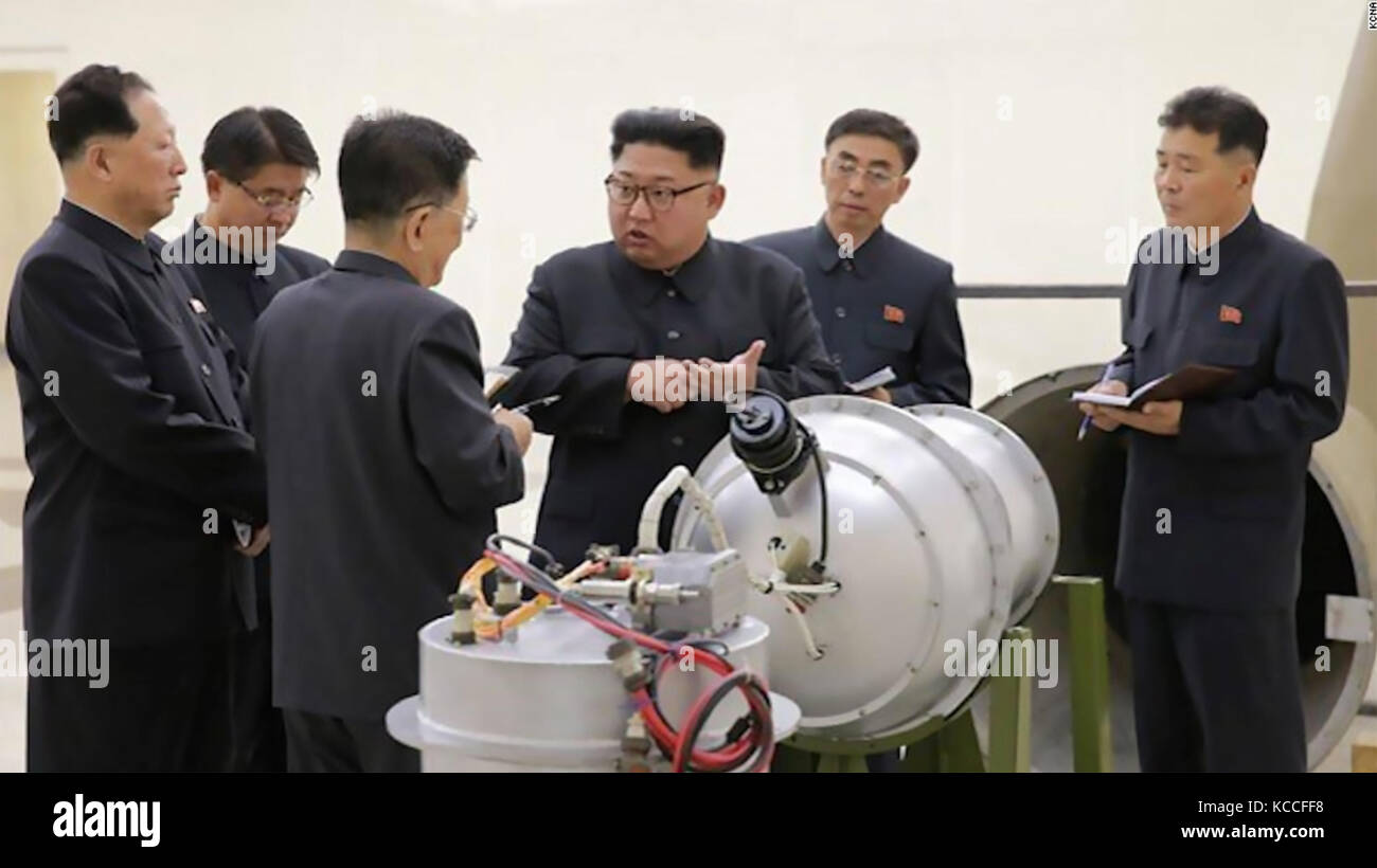 Kim JONG-UN-Führer Nordkoreas prüft, was angeblich eine Wasserstoffbombe ist, die im Oktober 2017 in eine ballistische Rakete eingebaut werden kann. Foto: KCNA (Korean Central News Agency) Stockfoto
