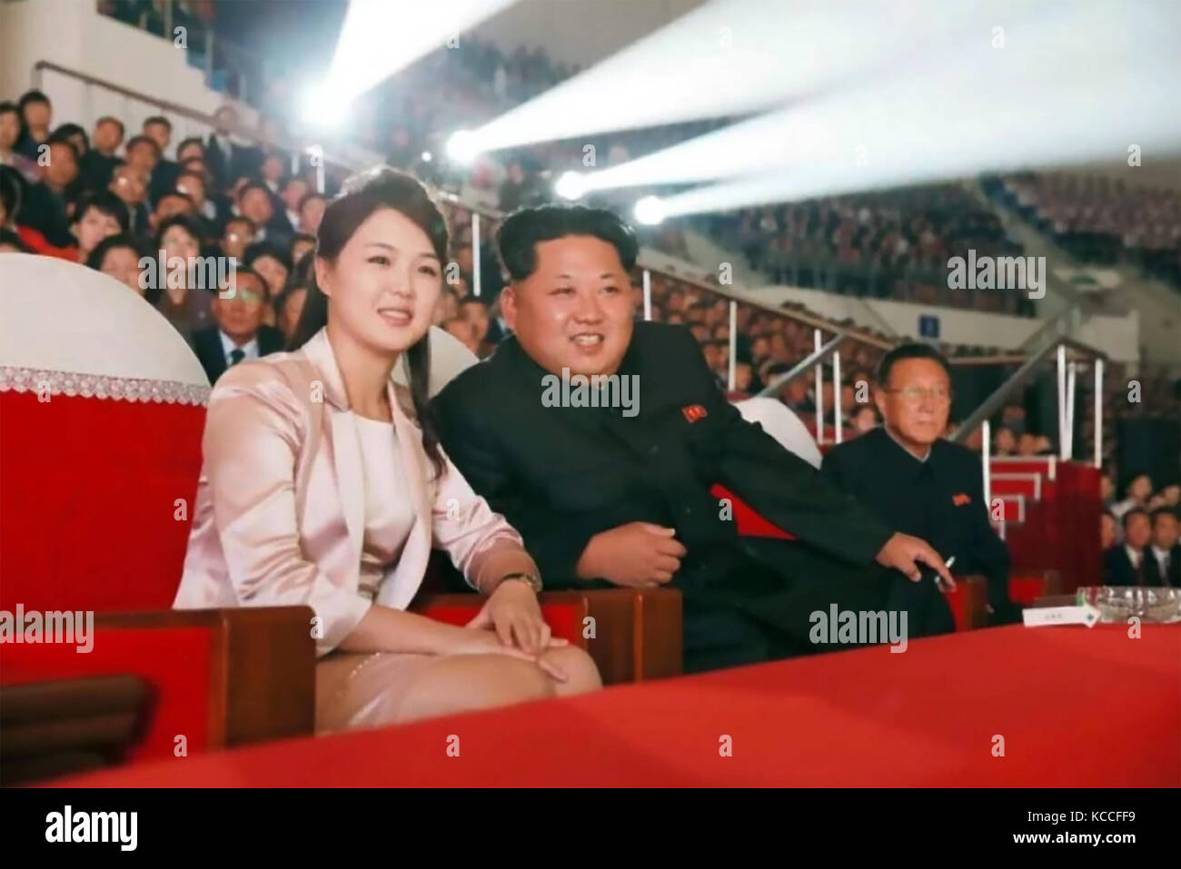 KIM JONG-UN-Führer von Nordkorea mit seiner Frau Ri Sol-ju in einem offiziellen Foto 2017 ausgestellt von Kcna (North Korean Central News Agency). Stockfoto