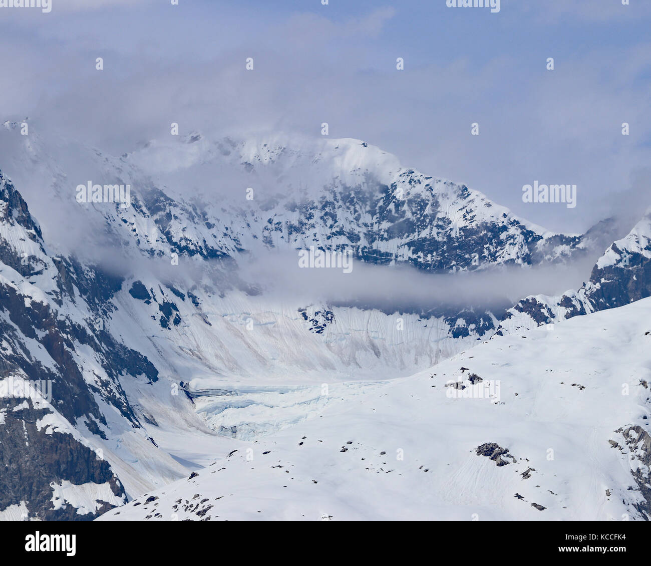 Wolken und hohe schneebedeckte Berggipfel, Glacier Bay National Park, Alaska Stockfoto