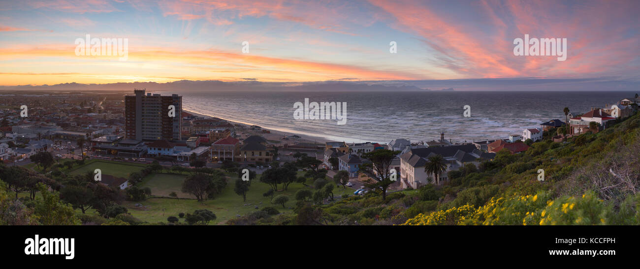 Blick auf den Strand von Muizenberg bei Sonnenaufgang, Cape Town, Western Cape, Südafrika Stockfoto
