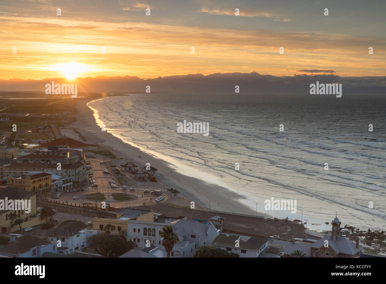 Strand von Muizenberg in der Morgendämmerung, Cape Town, Western Cape, Südafrika Stockfoto