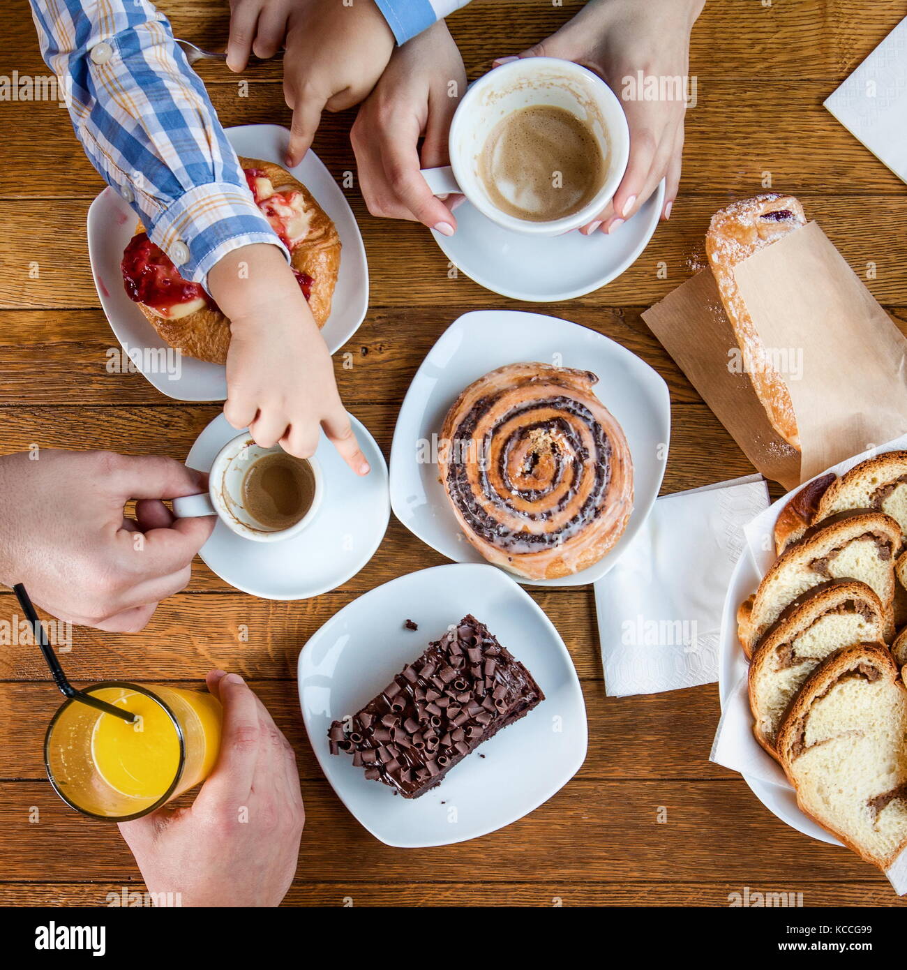 Kinder ein Mittagessen mit ihren Eltern im Restaurant Stockfoto
