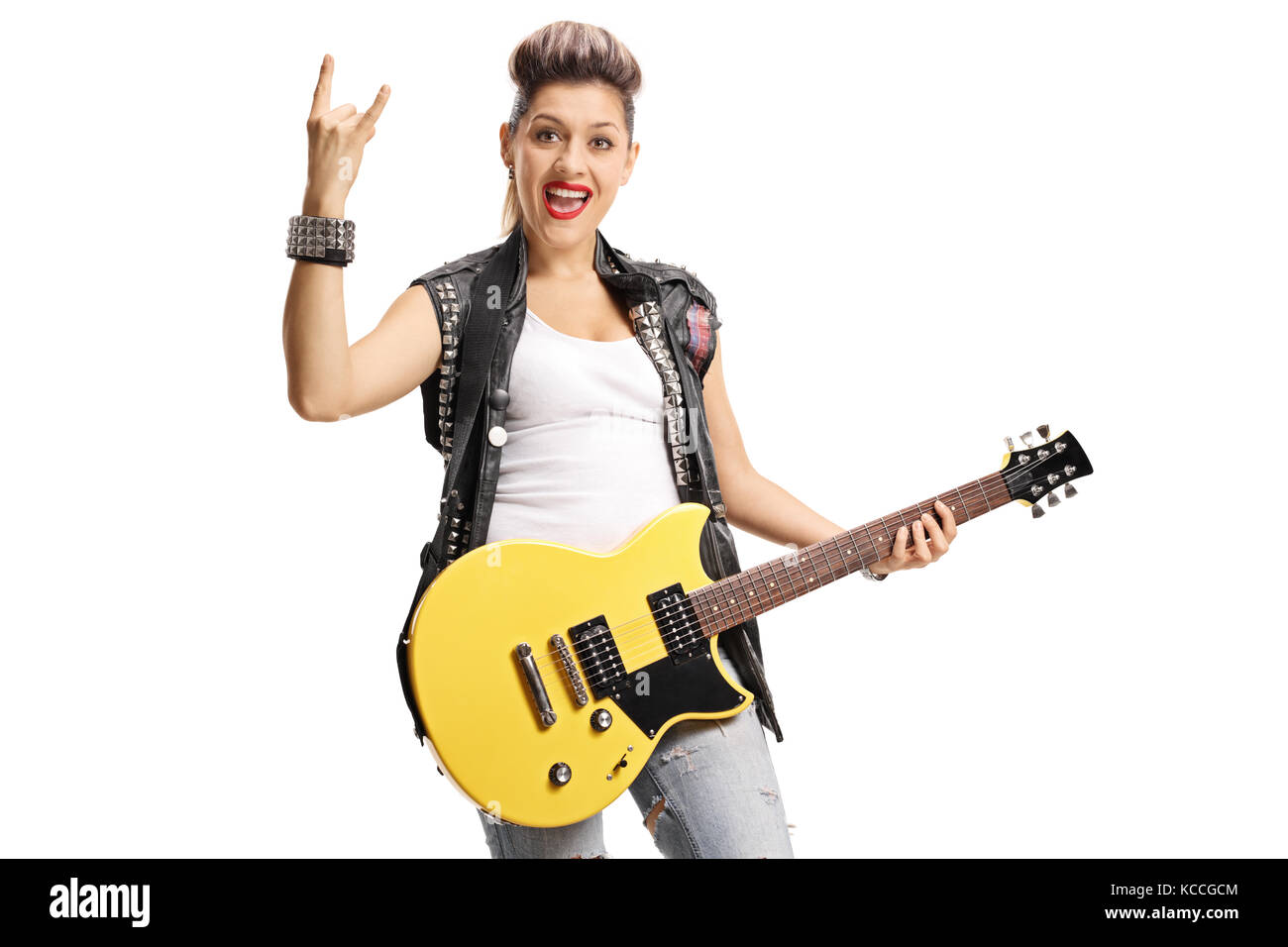 Freudige Punk Girl mit einer E-Gitarre, eine rock Geste auf weißem Hintergrund Stockfoto