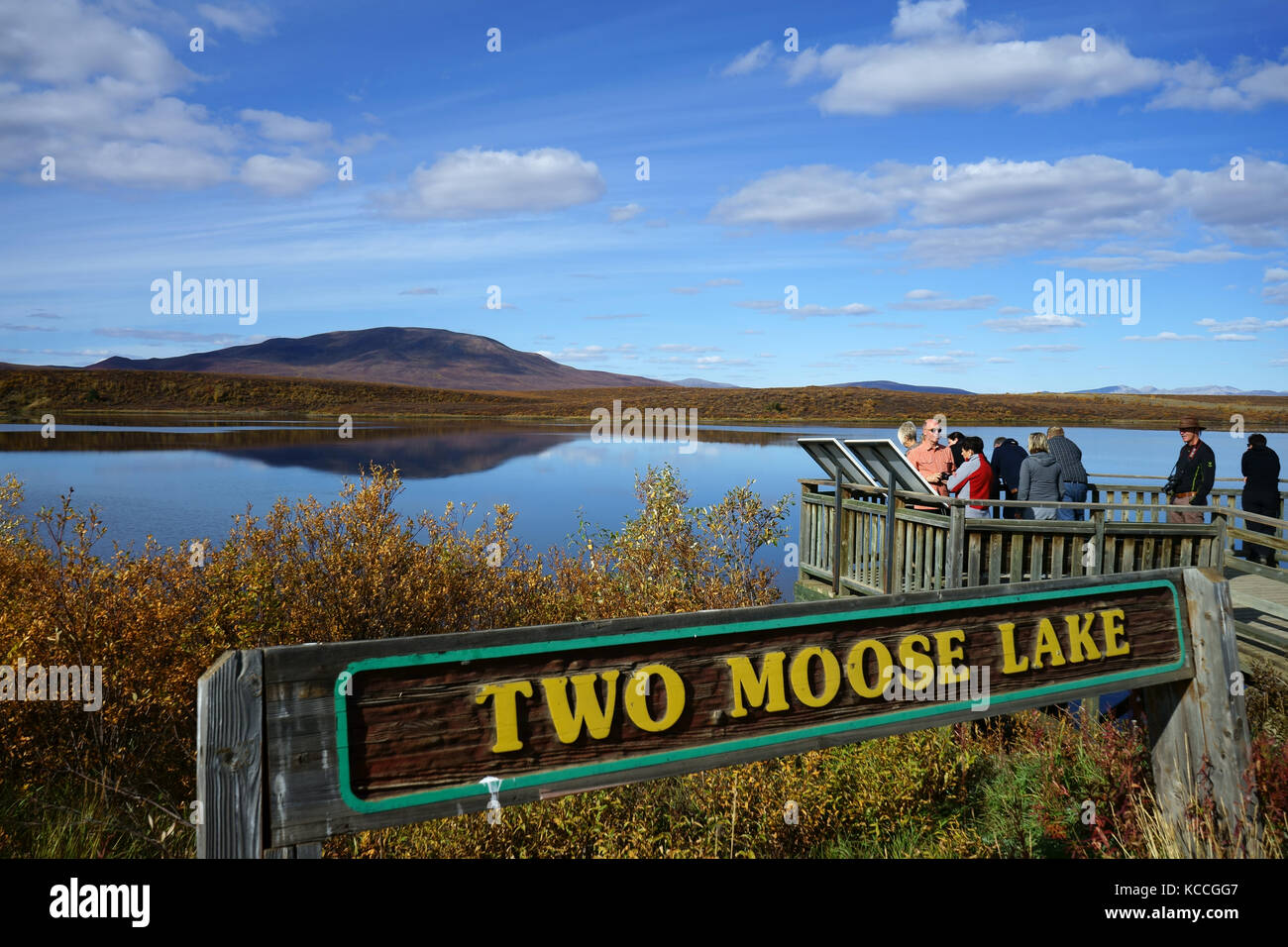 Touristen an der Aussichtsplattform von zwei Moose Lake, Tombstone Territorial Park, Yukon Territory, Kanada Stockfoto