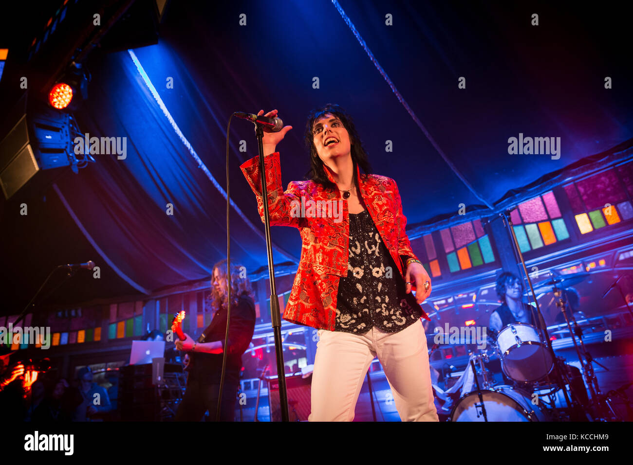 Die englische Band The Struts führt ein Live Konzert in der norwegischen Musik Festival Bergenfest 2015 in Bergen. Hier Sänger und Songschreiber Lukas Spiller wird dargestellt, live auf der Bühne. Norwegen, 14.06 2015. Stockfoto