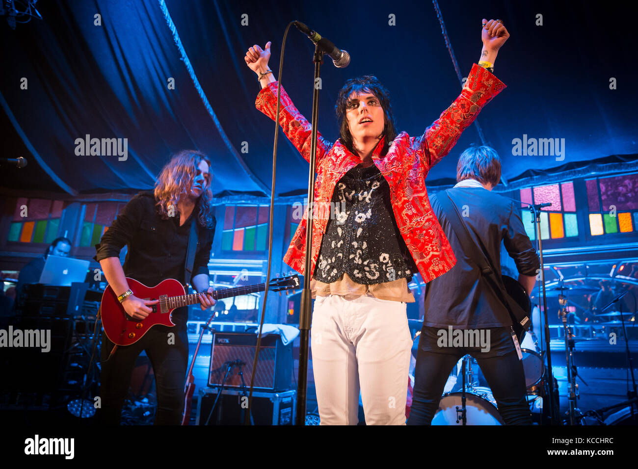 Die englische Band The Struts führt ein Live Konzert in der norwegischen Musik Festival Bergenfest 2015 in Bergen. Hier Sänger und Songschreiber Lukas Spiller wird dargestellt, live auf der Bühne. Norwegen, 14.06 2015. Stockfoto