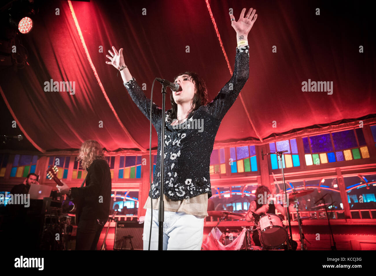 Die englische Band The Struts führt ein Live Konzert in der norwegischen Musik Festival Bergenfest 2015 in Bergen. Hier Sänger und Songschreiber Lukas Spiller wird dargestellt, live auf der Bühne. Norwegen, 14.06 2015. Stockfoto
