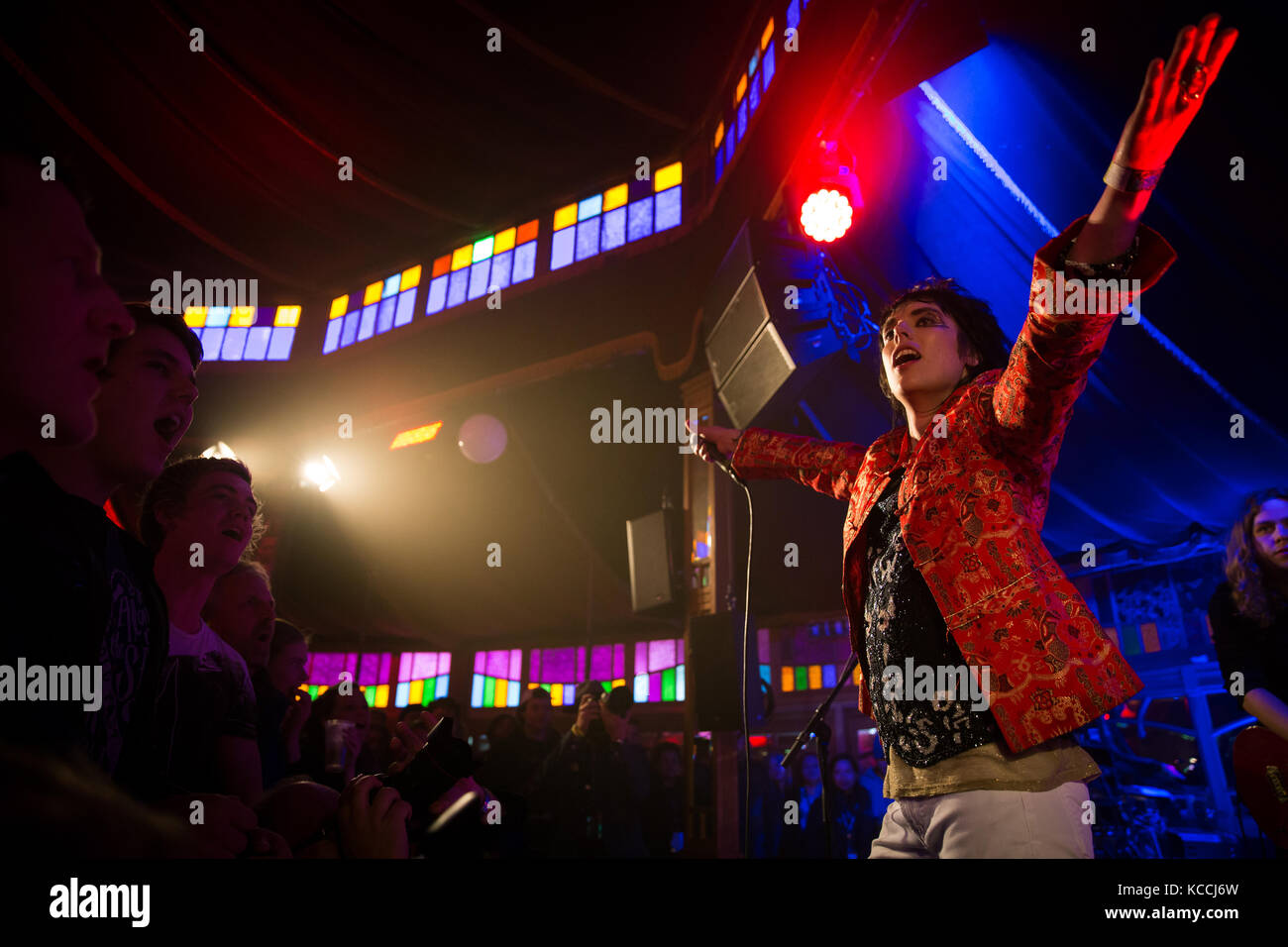 Die englische Band The Struts führt ein Live Konzert in der norwegischen Musik Festival Bergenfest 2015 in Bergen. Hier Sänger und Songschreiber Lukas Spiller wird dargestellt, live auf der Bühne. Norwegen, 14.06 2015. Stockfoto